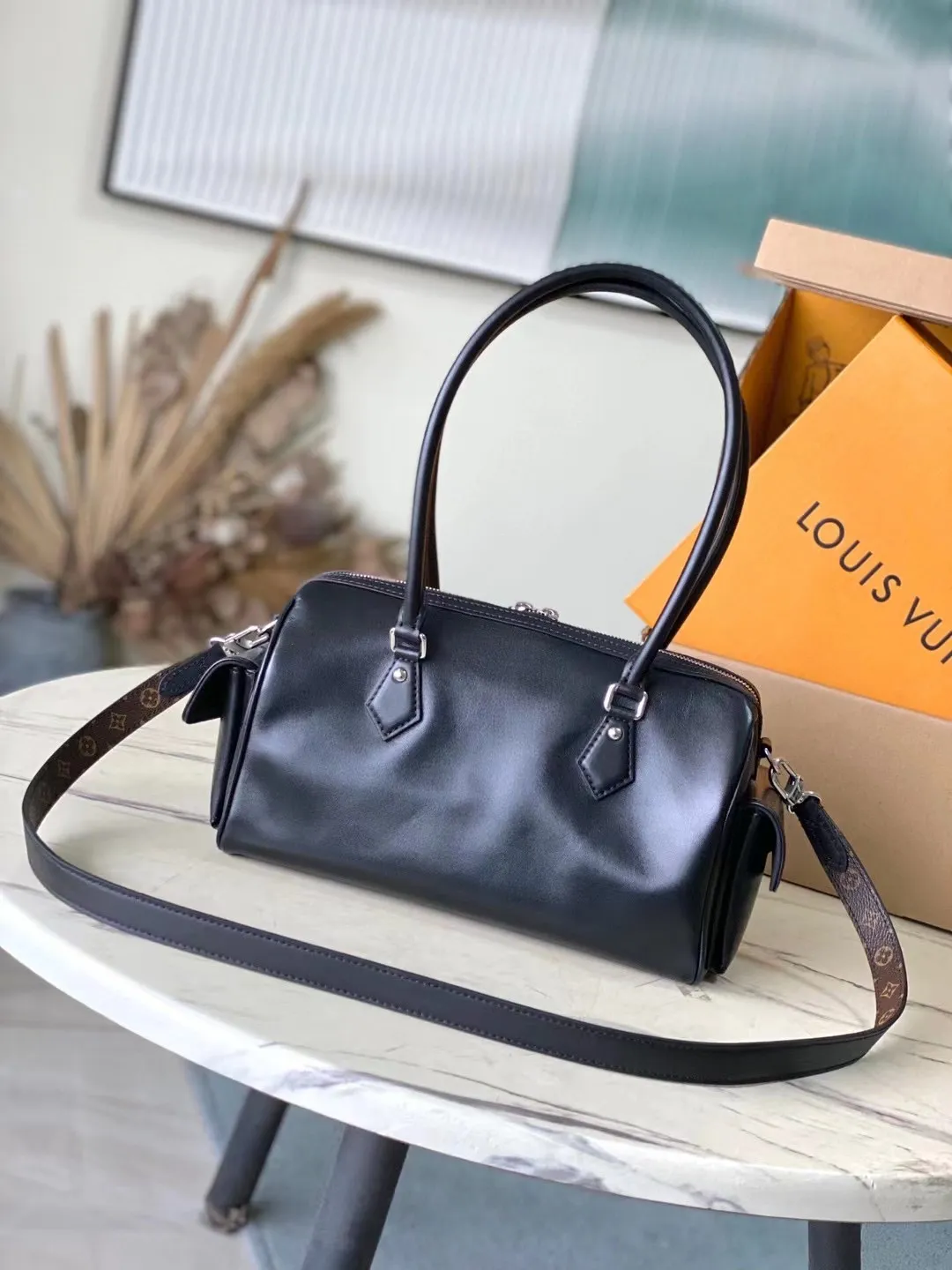 💰1240 (top layer leather) top original order M12934 This Speedy Cargo handbag comes from the LVVbe series, renewing the classic design of the 1930s with avant-garde touches. The body of the glossy sheepskin bag is embellished with a Monogram address plate, paying homage to the brand's long trunk-making heritage. Plenty of space to easily store your daily needs, and the detachable leather shoulder strap allows for a variety of carrying methods. Dimensions: 28 × 17 × 12 cm