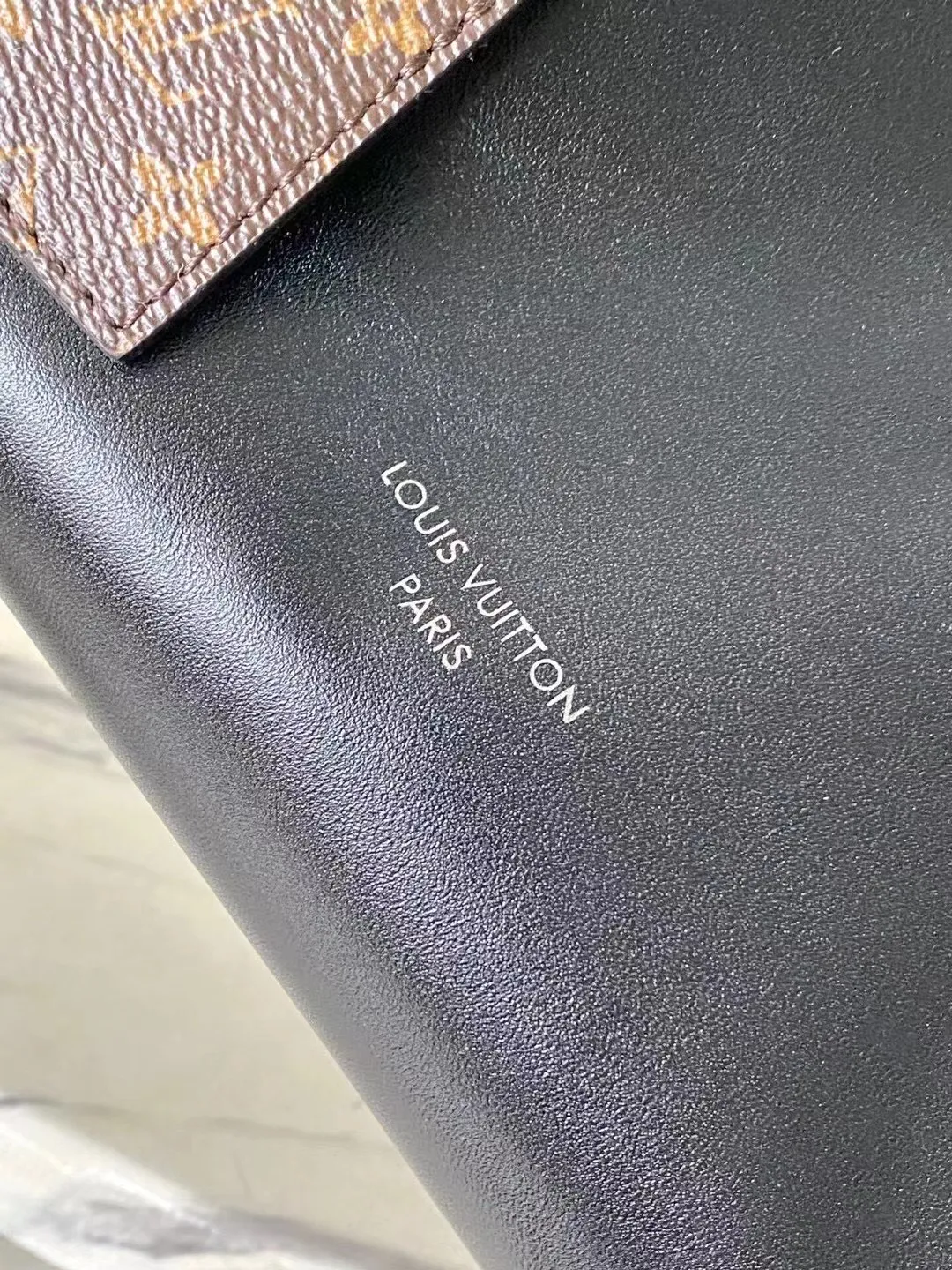 💰1240 (top layer leather) top original order M12934 This Speedy Cargo handbag comes from the LVVbe series, renewing the classic design of the 1930s with avant-garde touches. The body of the glossy sheepskin bag is embellished with a Monogram address plate, paying homage to the brand's long trunk-making heritage. Plenty of space to easily store your daily needs, and the detachable leather shoulder strap allows for a variety of carrying methods. Dimensions: 28 × 17 × 12 cm