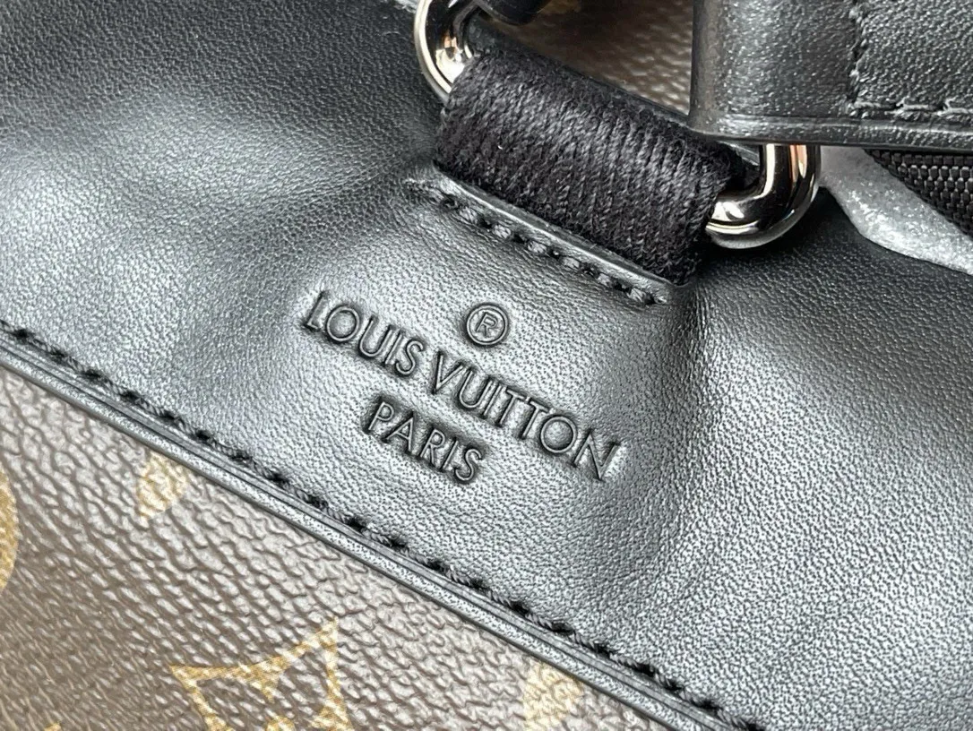 💰1000 Top Original M41379 Presbyopia Christopher backpack uses Monogram canvas to interpret the rugged and simple spirit of a hiking bag. Its unique style is suitable for both work and entertainment, highlighting a high-quality lifestyle. Dimensions: 41x 47x 13 cm