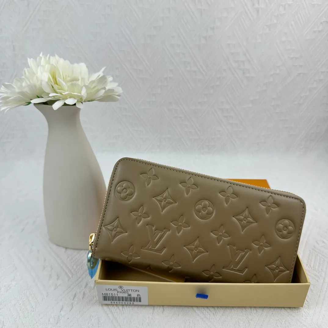 P130 M81511 Gray Made of padded Monogram embossed lambskin, it complements the Coussin Leather Collection. Beautifully designed with a gold-tone zipper embossed with the LV Circle signature pull, the interior of the all-in-one wallet is packed with practical features, including three large compartments, a coin compartment and 12 business card slots. Dimensions: 19.5 x 10.5 x 2.5 cm