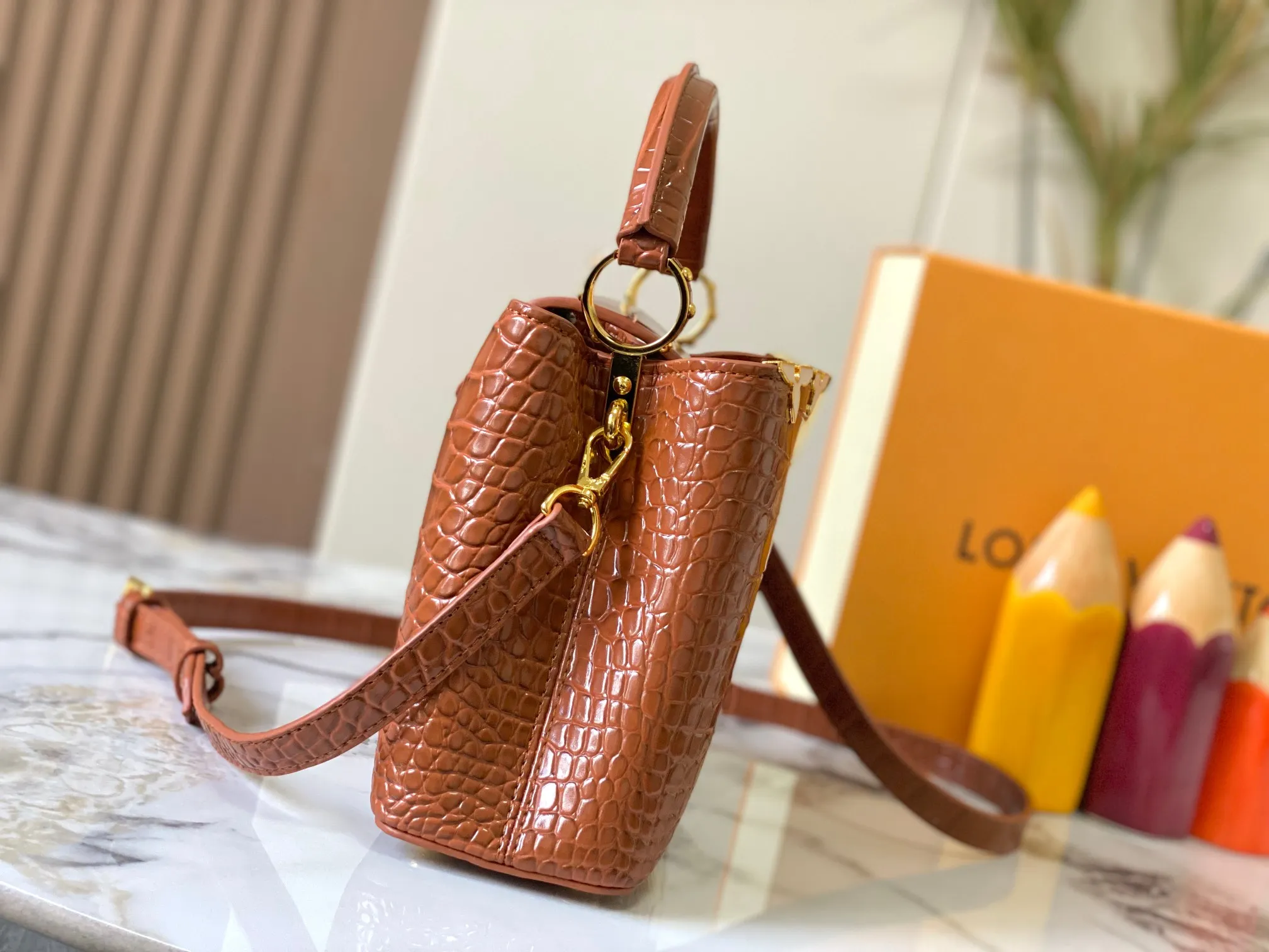 p460【Guangzhou top quality original】M86154 This Capucines BB handbag is made of Monogram crocodile pattern with pointed flowers and decorative lines, with LV letters and woven chains injecting metal edges, and with contrasting leather trims. The flip cover can be placed externally or internally, and the neat inner layer and multiple carrying methods complete the functional details.  27 x 18 x 9 cm (length x height x width)