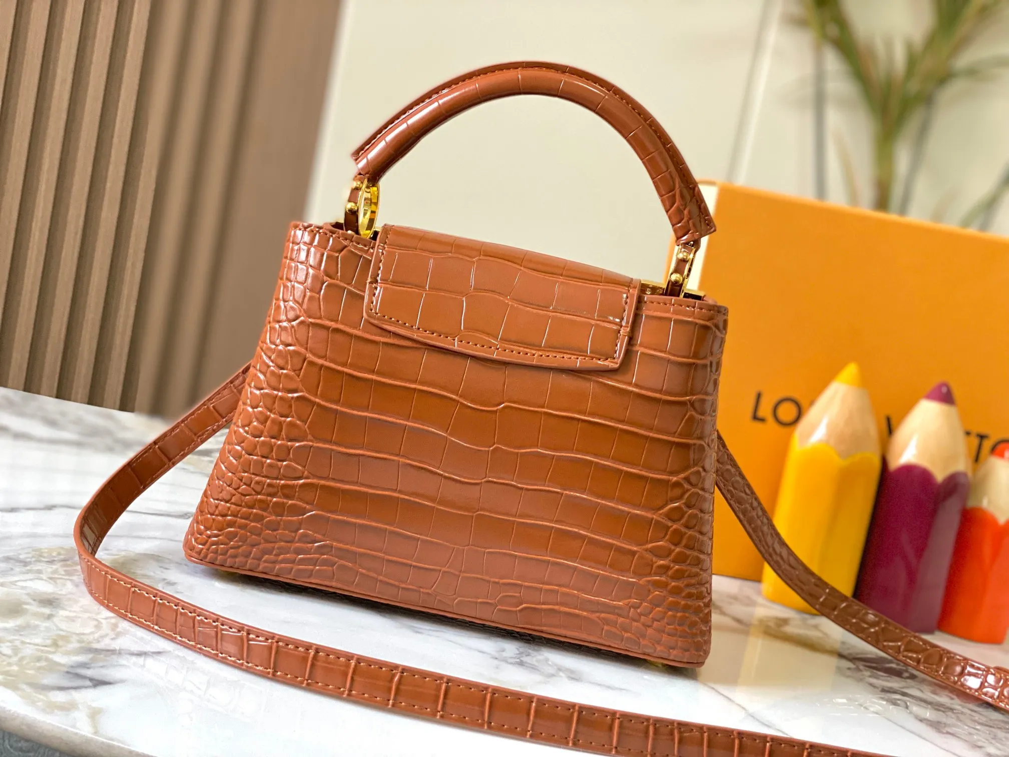 p460【Guangzhou top quality original】M86154 This Capucines BB handbag is made of Monogram crocodile pattern with pointed flowers and decorative lines, with LV letters and woven chains injecting metal edges, and with contrasting leather trims. The flip cover can be placed externally or internally, and the neat inner layer and multiple carrying methods complete the functional details.  27 x 18 x 9 cm (length x height x width)