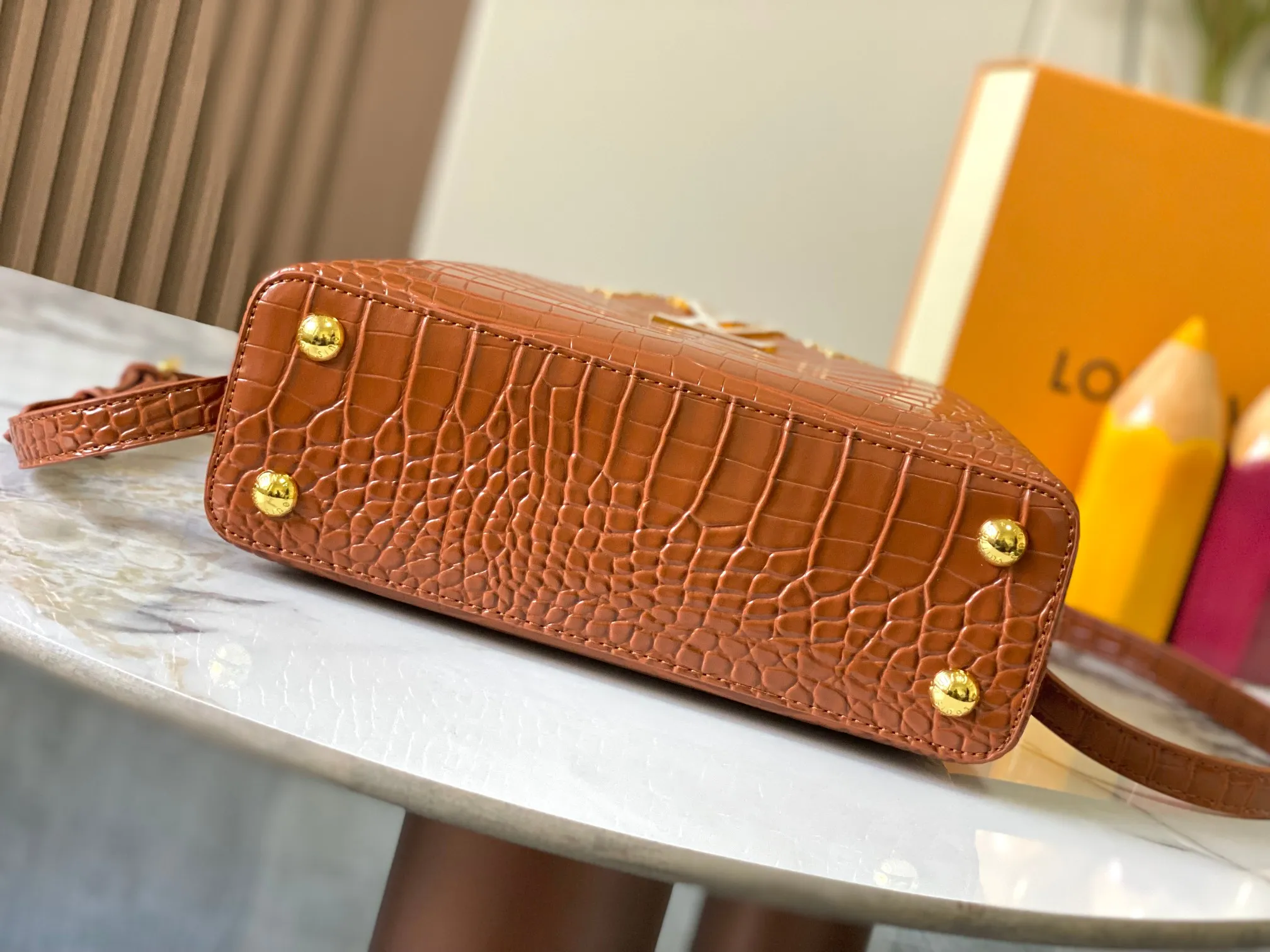 p460【Guangzhou top quality original】M86154 This Capucines BB handbag is made of Monogram crocodile pattern with pointed flowers and decorative lines, with LV letters and woven chains injecting metal edges, and with contrasting leather trims. The flip cover can be placed externally or internally, and the neat inner layer and multiple carrying methods complete the functional details.  27 x 18 x 9 cm (length x height x width)
