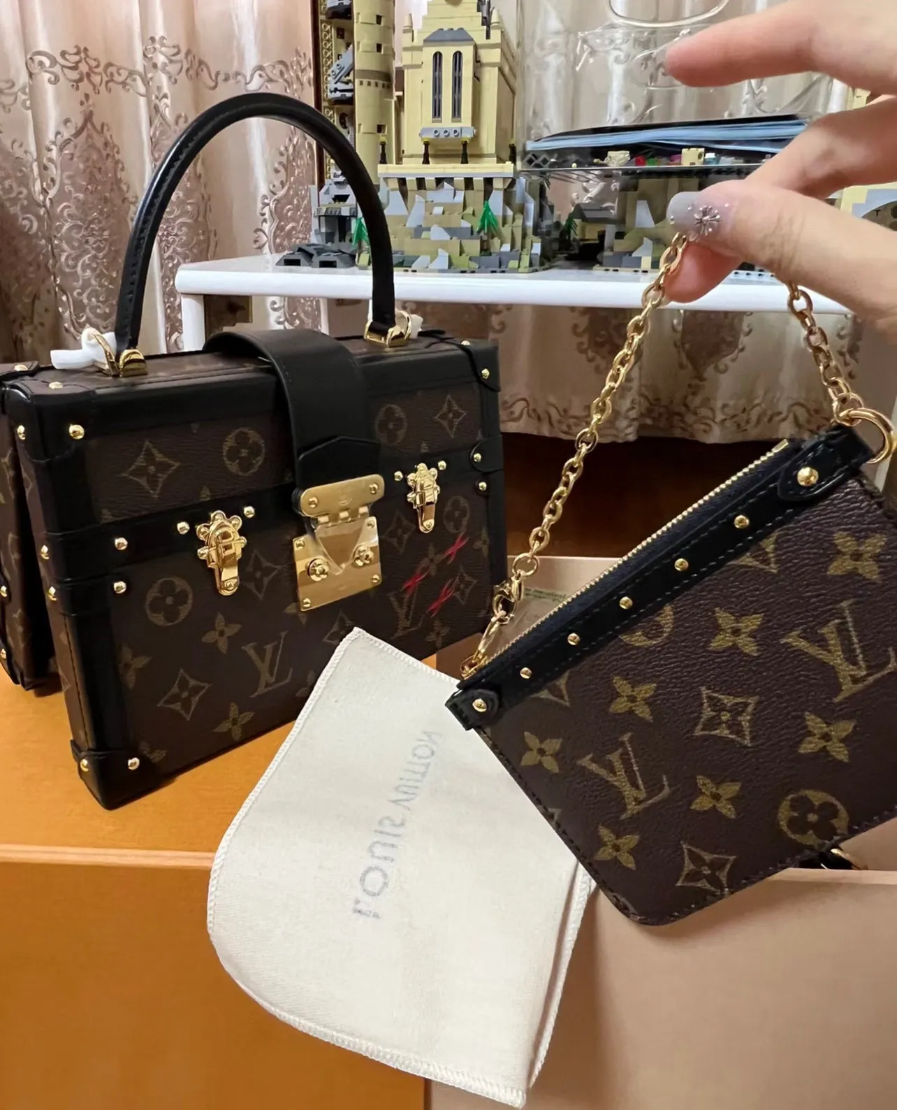 Batch 460💰Original upgrade quality M46309 Nicolas Ghesquières once again goes back to Louis Vuitton’s box-making tradition to create this Petite Malle V handbag. Monogram canvas is trimmed with leather, and the side gussets are V-shaped, creating a soft texture and ample space. Comes with Monogram zippered interior pocket secured by chain. Dimensions 24 x 16 x 13 cm (length x height x width)