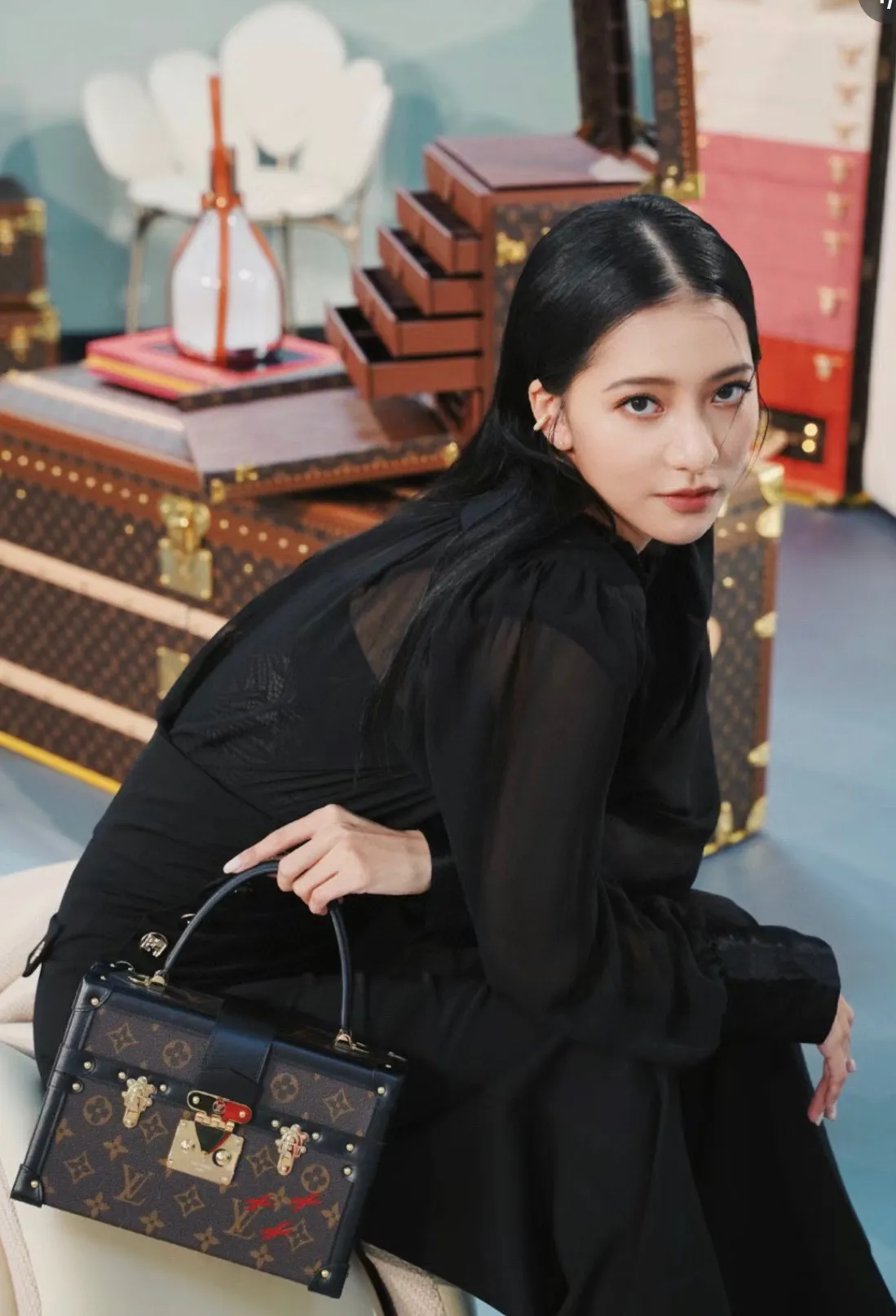 Batch 460💰Original upgrade quality M46309 Nicolas Ghesquières once again goes back to Louis Vuitton’s box-making tradition to create this Petite Malle V handbag. Monogram canvas is trimmed with leather, and the side gussets are V-shaped, creating a soft texture and ample space. Comes with Monogram zippered interior pocket secured by chain. Dimensions 24 x 16 x 13 cm (length x height x width)