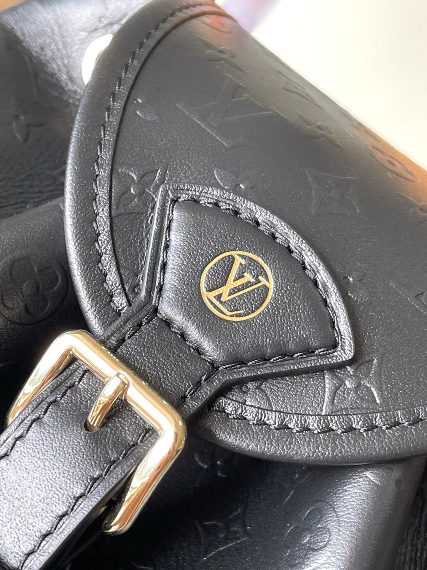 💰1100 (top-grain leather) top original M25554 Odyssee handbag from the 2025 early autumn series, cleverly recalling the Excursion backpack design of the 2024 Cruise early spring series, paying tribute to Louis Vuitton's travel heritage with classic touches. The cowhide leather body is covered with Monogram Bold pattern, and the decorative buckle and detachable chain are exquisite details. The side pocket allows you to easily carry your keys or lipstick. Dimensions: 27 × 17 × 12 cm