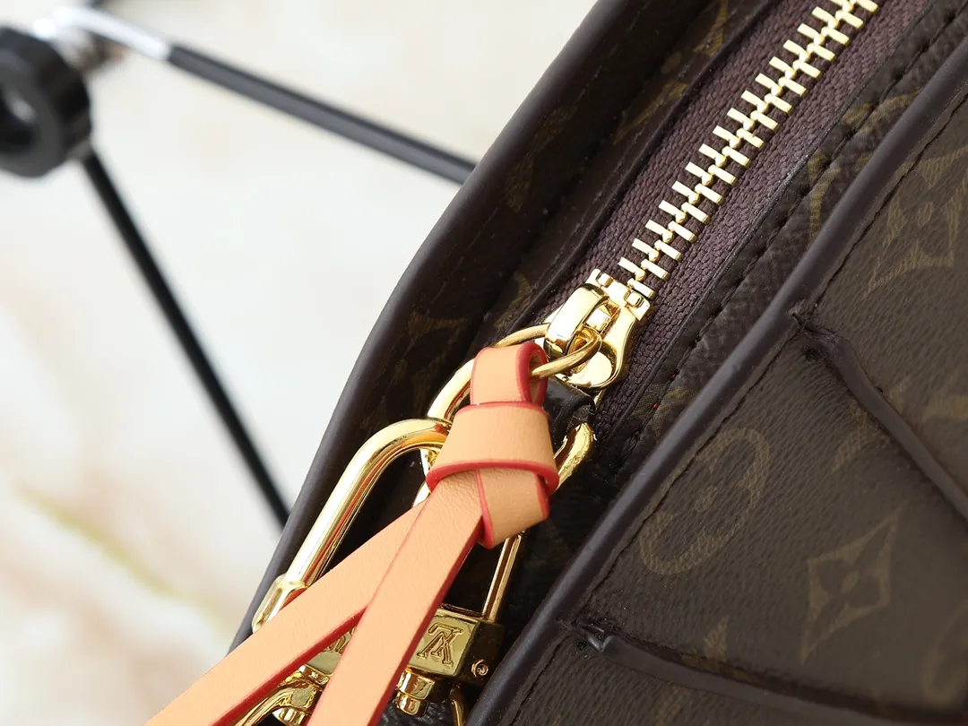 💰340💰The upgraded original M14804 LV Fan handbag is made of Monogram canvas and appears on the 2025 spring and summer show with a unique design, making it a collector's choice. The leather is embellished with Monogram floral details and can be carried by hand or on the shoulder. Dimensions: 37.0 x 19.0 x 6.0 cm (length x height x width)