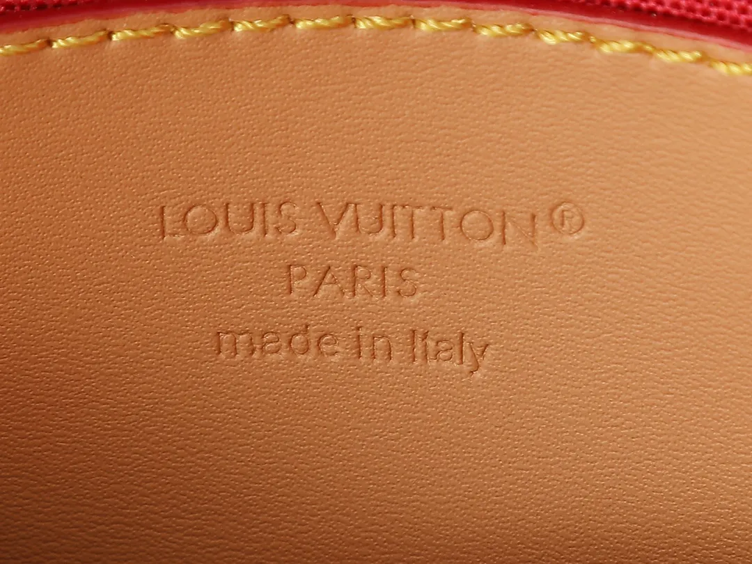 💰340💰The upgraded original M14804 LV Fan handbag is made of Monogram canvas and appears on the 2025 spring and summer show with a unique design, making it a collector's choice. The leather is embellished with Monogram floral details and can be carried by hand or on the shoulder. Dimensions: 37.0 x 19.0 x 6.0 cm (length x height x width)