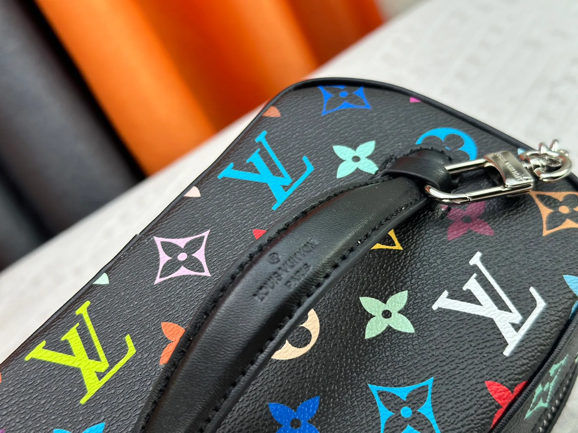 P260 upgraded original M13747 M44495 M42265 M44936 M42263 lv Takashi Murakami Nice mini Nano cosmetic bag with Monogram print and 33 colorful colors. In 2025, Takashi Murakami and lv jointly launched the white tricolor and black tricolor twelve pieces, which are very popular around the world and are loved by celebrities and celebrities. Dimensions: 20x13.5x12.0 (length x height x width)