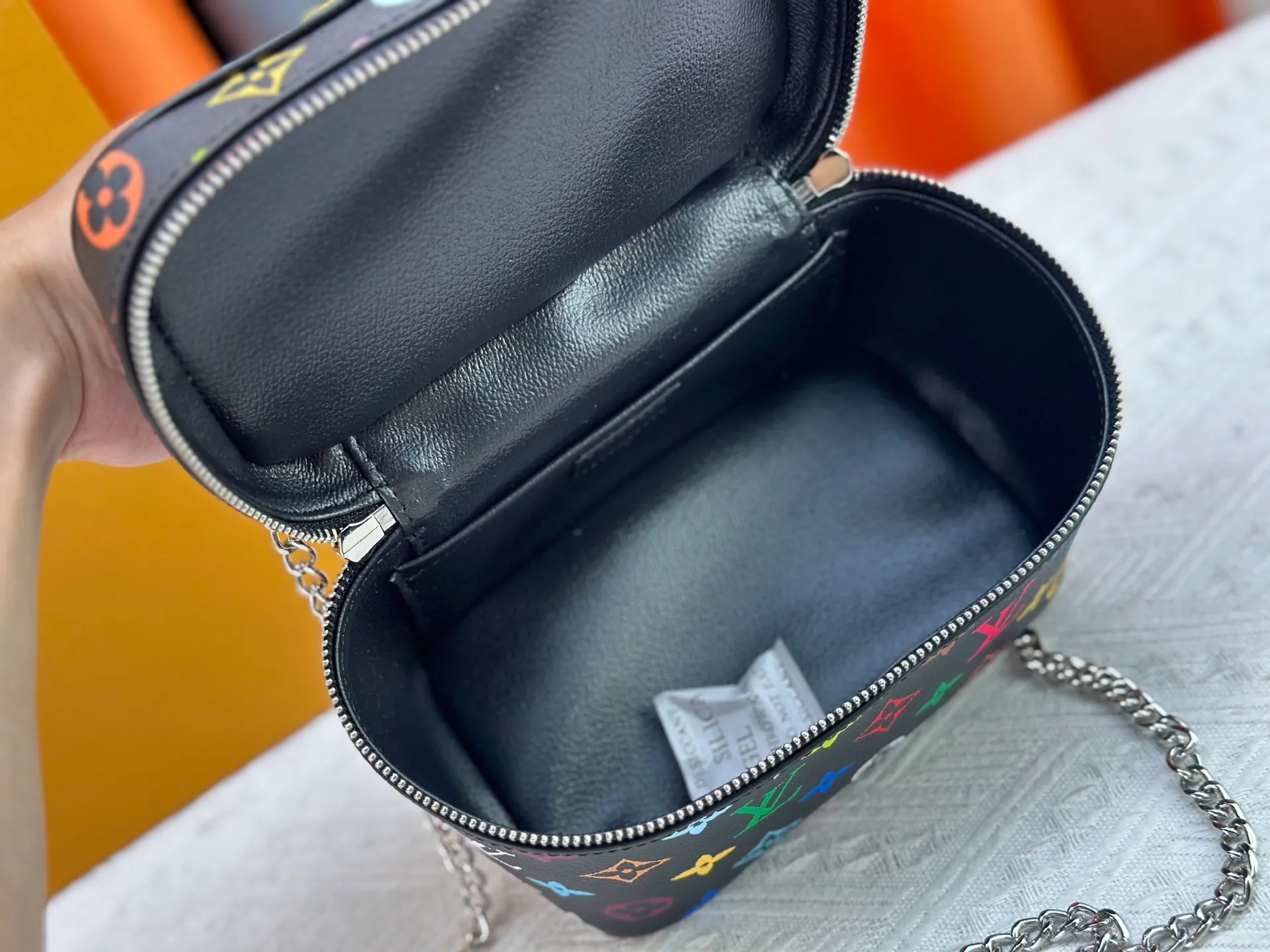 P260 upgraded original M13747 M44495 M42265 M44936 M42263 lv Takashi Murakami Nice mini Nano cosmetic bag with Monogram print and 33 colorful colors. In 2025, Takashi Murakami and lv jointly launched the white tricolor and black tricolor twelve pieces, which are very popular around the world and are loved by celebrities and celebrities. Dimensions: 20x13.5x12.0 (length x height x width)