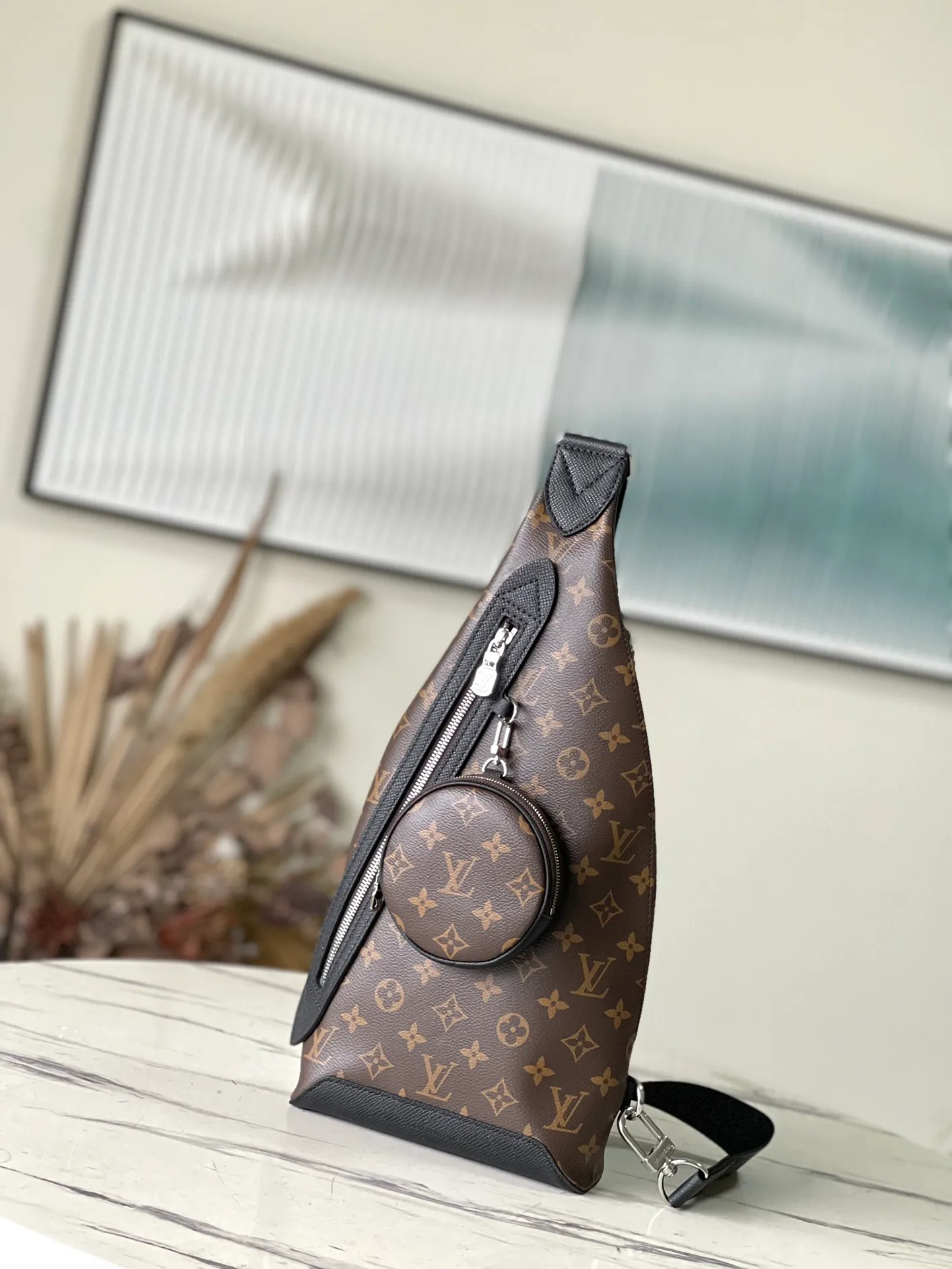 💰820 Top Original M30936 Presbyopia Duo shoulder bag is made of Monogram canvas and Taïga cow leather. It is equipped with a detachable zipper pocket and zipper side pocket for storing change or other needs. It interprets multiple trend concepts with a leisurely style and provides an alternative to traditional backpacks. Dimensions: 20 x 42 x 6 cm