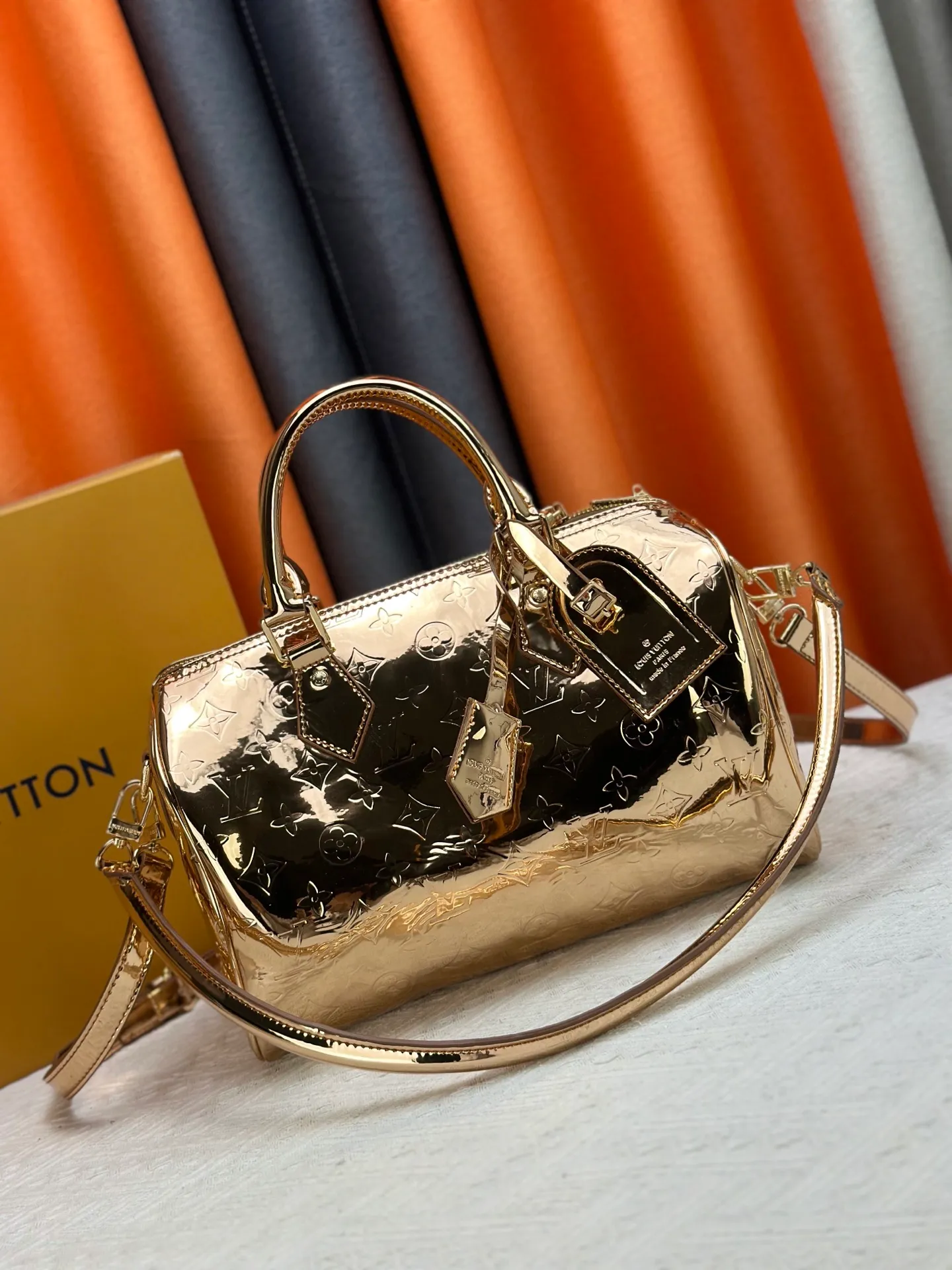 P300 M40391 M13344 Rose Gold Silver This Speedy Soft 30 is from the LV Travels With Grace Coddlington series. It is made of rich-toned cow leather with gold hardware and interesting embossed shapes. Removable name tag features Grace Coddington's handwriting. Size: 30X21X17 cm