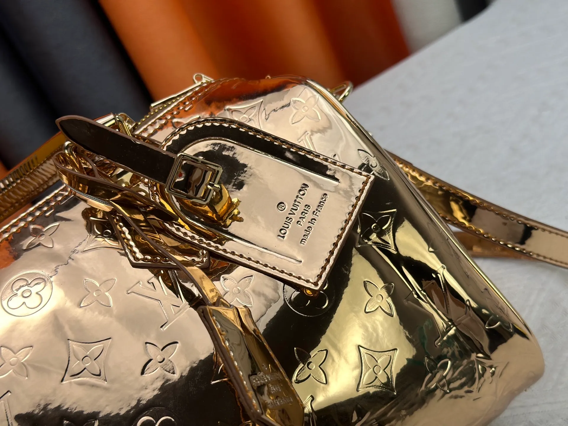 P300 M40391 M13344 Rose Gold Silver This Speedy Soft 30 is from the LV Travels With Grace Coddlington series. It is made of rich-toned cow leather with gold hardware and interesting embossed shapes. Removable name tag features Grace Coddington's handwriting. Size: 30X21X17 cm