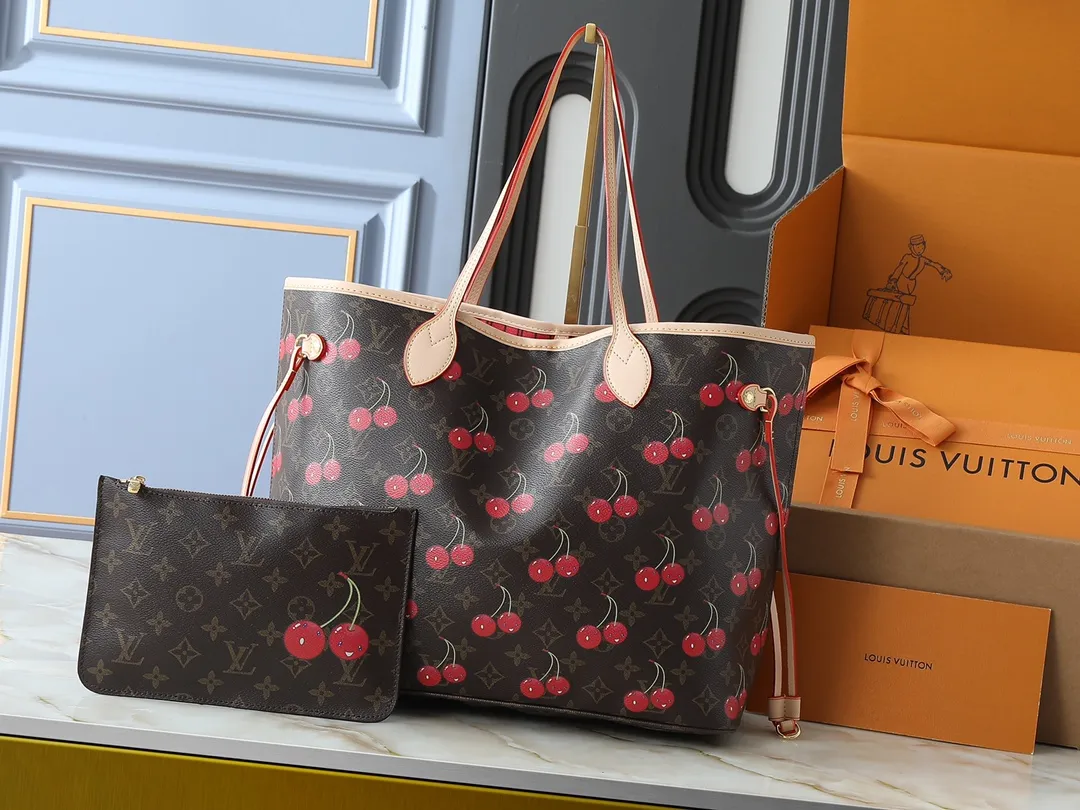 💰220💰Upgraded from the original M13263 M40995, this medium-sized Neverfull handbag reinterprets the cheerful elements of the Louis Vuitton x Murakami replica series with smart brushstrokes. The sweet cherry pattern is inhabited on the Monogram coated canvas, and the eye-catching striped lining jointly expresses the artist's signature color aesthetic. Cow leather trim completes the classic style. Dimensions: 31.0 x 28.0 x 14.0 cm (length x height x width)