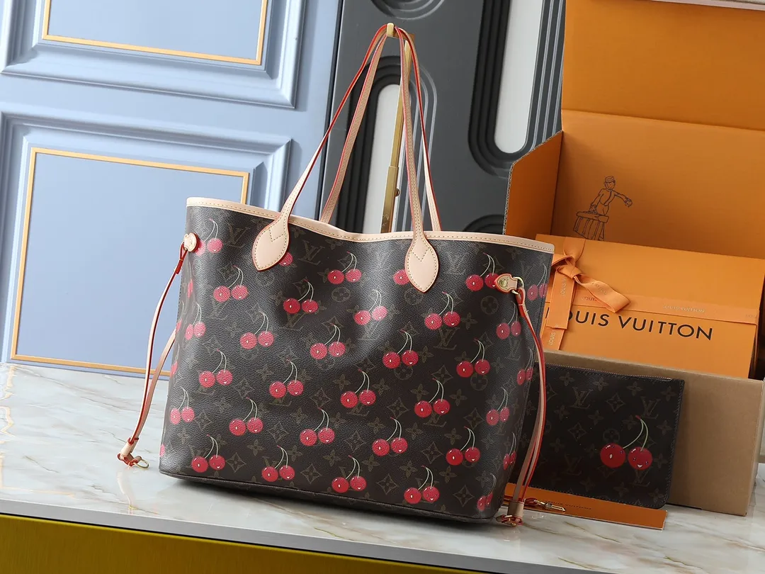 💰220💰Upgraded from the original M13263 M40995, this medium-sized Neverfull handbag reinterprets the cheerful elements of the Louis Vuitton x Murakami replica series with smart brushstrokes. The sweet cherry pattern is inhabited on the Monogram coated canvas, and the eye-catching striped lining jointly expresses the artist's signature color aesthetic. Cow leather trim completes the classic style. Dimensions: 31.0 x 28.0 x 14.0 cm (length x height x width)