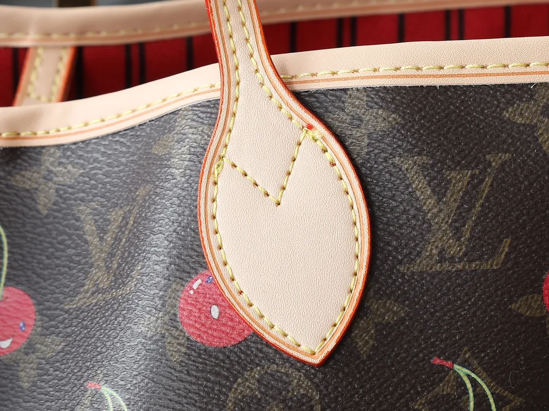 💰220💰Upgraded from the original M13263 M40995, this medium-sized Neverfull handbag reinterprets the cheerful elements of the Louis Vuitton x Murakami replica series with smart brushstrokes. The sweet cherry pattern is inhabited on the Monogram coated canvas, and the eye-catching striped lining jointly expresses the artist's signature color aesthetic. Cow leather trim completes the classic style. Dimensions: 31.0 x 28.0 x 14.0 cm (length x height x width)