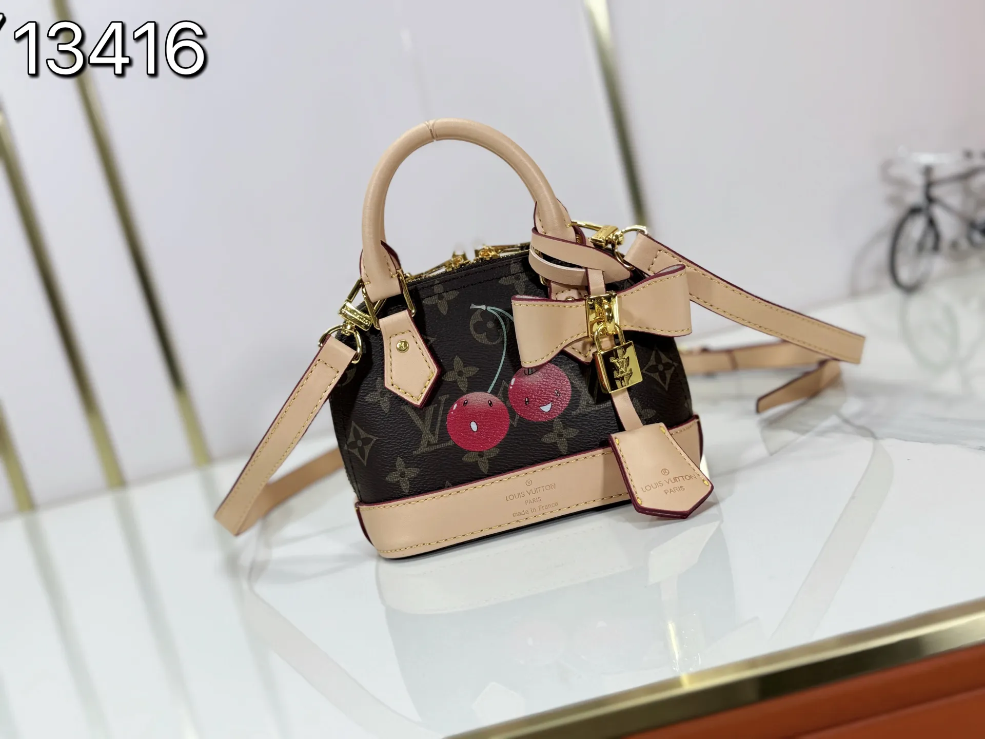 P240 Upgraded original M13416 M82717 This Nano Alma handbag combines Monogram coated canvas and cow leather trim, making the exquisite silhouette show the cherry pattern of the Louis Vuitton x Murakami replica series. The top handle and detachable and adjustable shoulder strap allow for a variety of carrying methods, and the interior space can accommodate daily needs such as a short wallet and a large smartphone. Dimensions: 18 x 12 x 8 (cm) ((length x height x width)