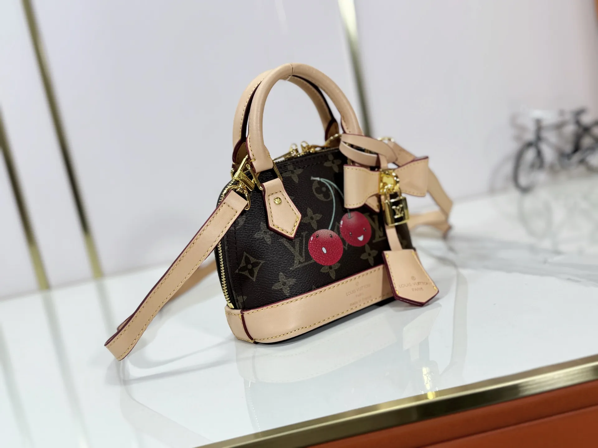 P240 Upgraded original M13416 M82717 This Nano Alma handbag combines Monogram coated canvas and cow leather trim, making the exquisite silhouette show the cherry pattern of the Louis Vuitton x Murakami replica series. The top handle and detachable and adjustable shoulder strap allow for a variety of carrying methods, and the interior space can accommodate daily needs such as a short wallet and a large smartphone. Dimensions: 18 x 12 x 8 (cm) ((length x height x width)