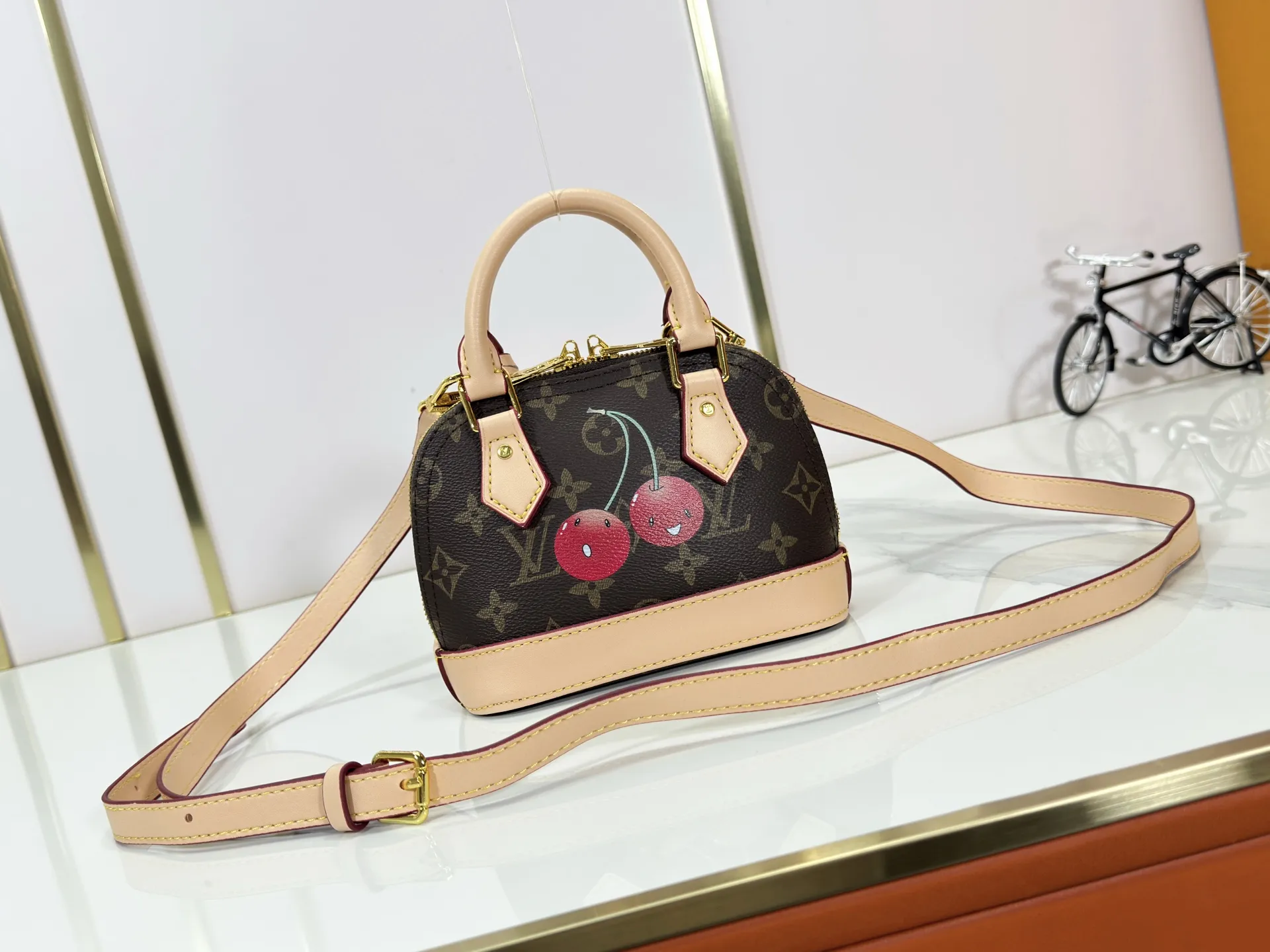 P240 Upgraded original M13416 M82717 This Nano Alma handbag combines Monogram coated canvas and cow leather trim, making the exquisite silhouette show the cherry pattern of the Louis Vuitton x Murakami replica series. The top handle and detachable and adjustable shoulder strap allow for a variety of carrying methods, and the interior space can accommodate daily needs such as a short wallet and a large smartphone. Dimensions: 18 x 12 x 8 (cm) ((length x height x width)