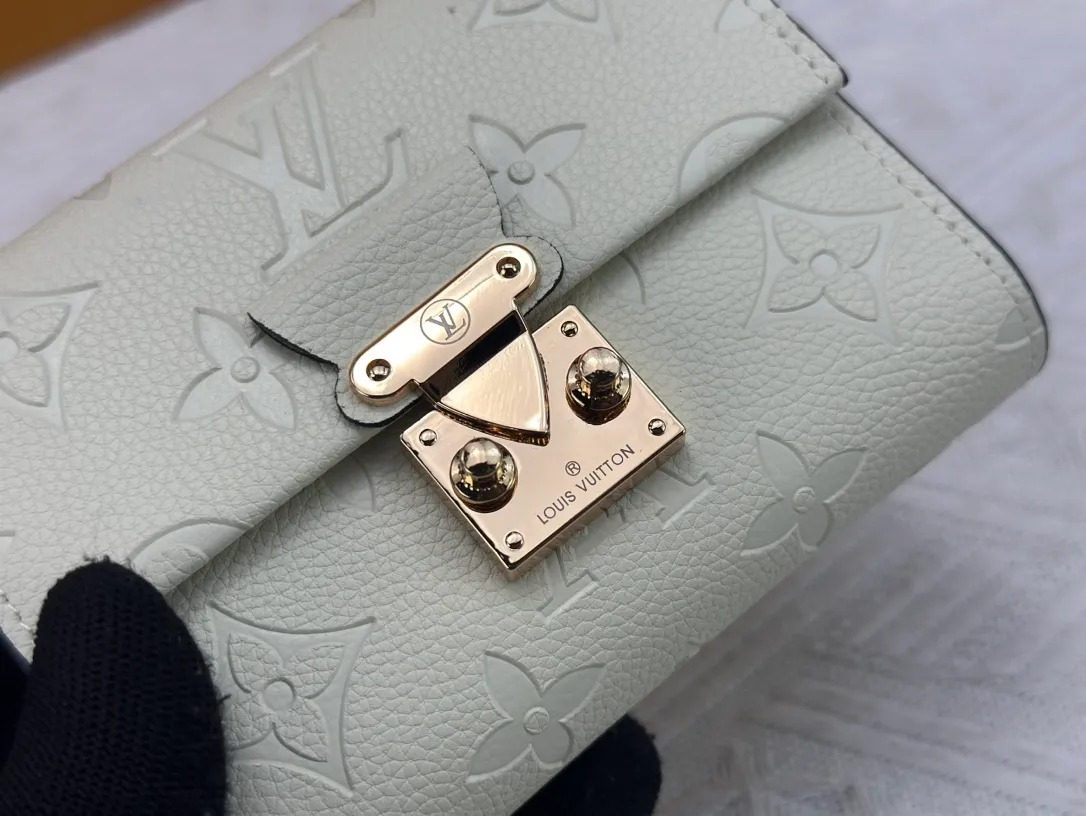 P160, Wallet [Metis Short Wallet-] M80880 Black (Embossed) Inheriting the inspiration of the Métis leather goods series, the soft Monogram Empreinte leather is embossed with the classic Monogram pattern. The pocket S-lock lock secures the flap, continuing the classic Louis Vuitton hard case elements. The elegant construction offers ample interior space, including a zipped accordion coin pocket, patch pockets and card slots.  Dimensions: 11.5 x 8.5 x 4.0 cm