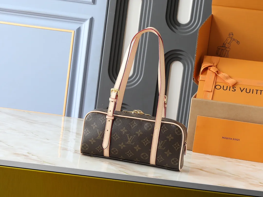 💰220💰Upgraded from the original M47031, Louis Vuitton recalls the classic design of the Cité handbag in the 1980s, creating a rich retro style for this Hang On handbag. Monogram canvas and VVN trim create a modern bowling bag silhouette, while a padlock and nameplate add a branding touch. Zipper closure and adjustable shoulder straps allow for flexible travel. Dimensions: 26.0 x 11.5 x 6.5 cm (length x height x width)