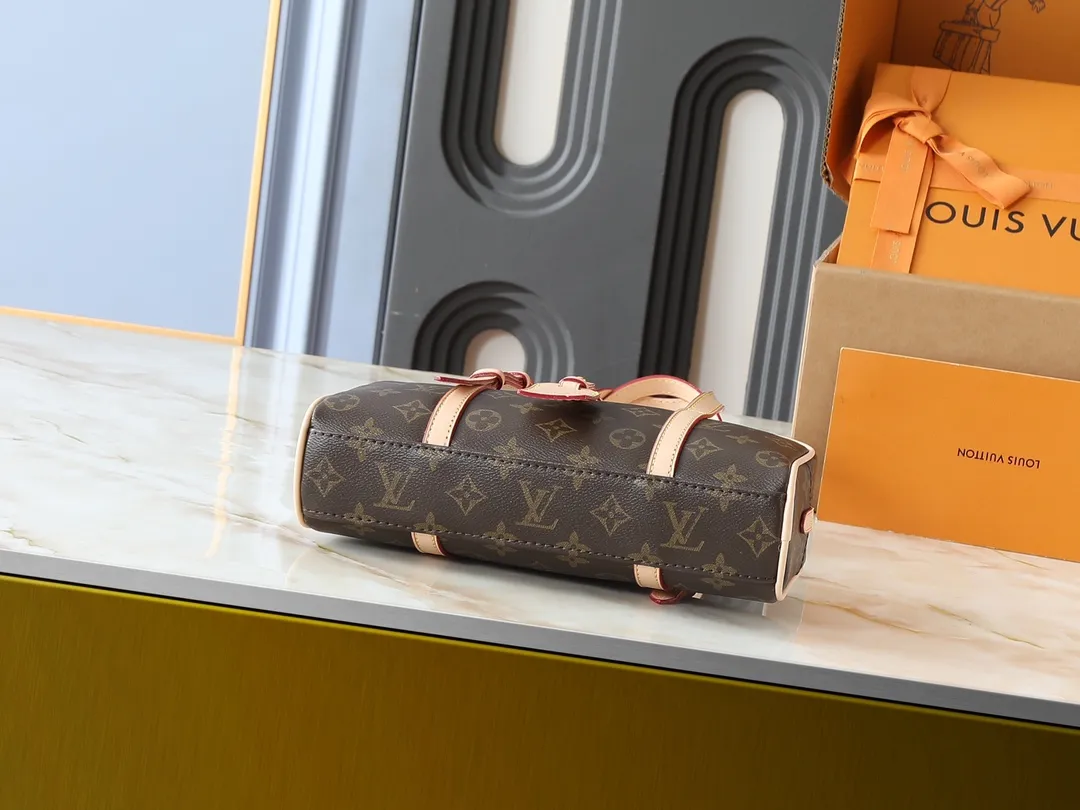 💰220💰Upgraded from the original M47031, Louis Vuitton recalls the classic design of the Cité handbag in the 1980s, creating a rich retro style for this Hang On handbag. Monogram canvas and VVN trim create a modern bowling bag silhouette, while a padlock and nameplate add a branding touch. Zipper closure and adjustable shoulder straps allow for flexible travel. Dimensions: 26.0 x 11.5 x 6.5 cm (length x height x width)