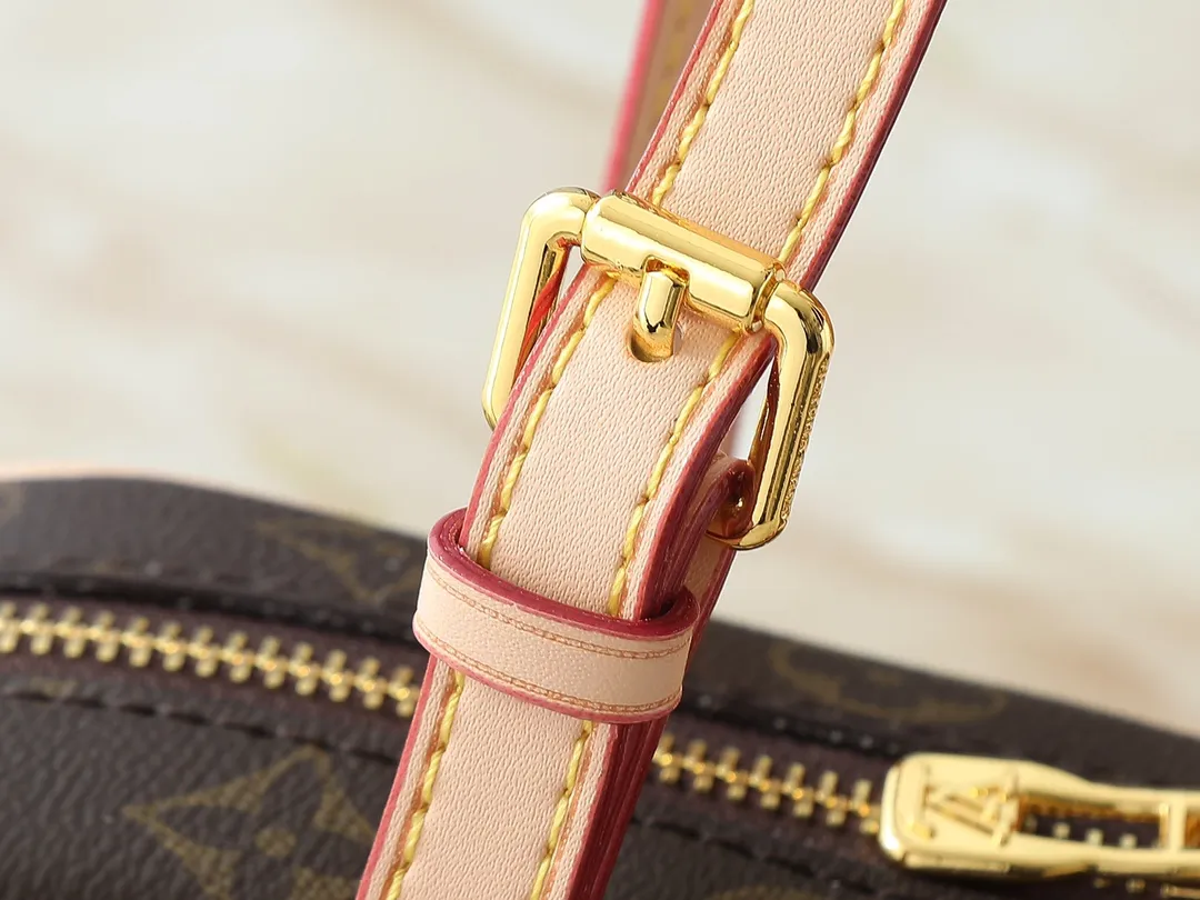 💰220💰Upgraded from the original M47031, Louis Vuitton recalls the classic design of the Cité handbag in the 1980s, creating a rich retro style for this Hang On handbag. Monogram canvas and VVN trim create a modern bowling bag silhouette, while a padlock and nameplate add a branding touch. Zipper closure and adjustable shoulder straps allow for flexible travel. Dimensions: 26.0 x 11.5 x 6.5 cm (length x height x width)