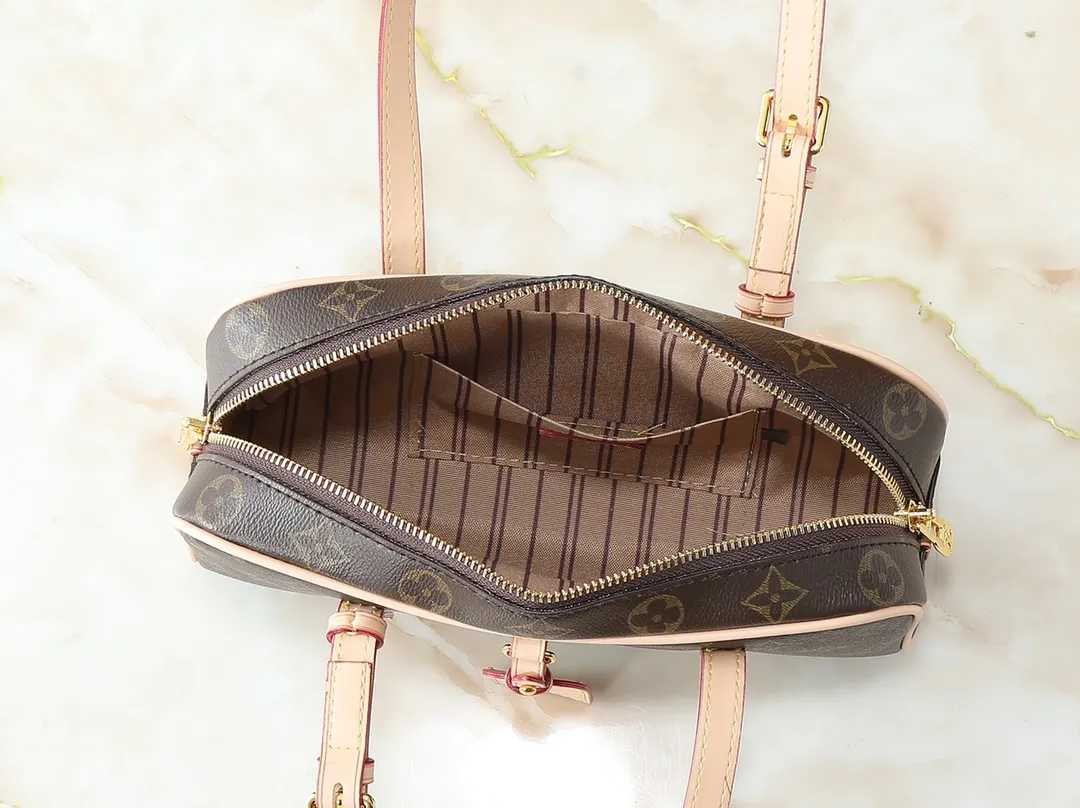 💰220💰Upgraded from the original M47031, Louis Vuitton recalls the classic design of the Cité handbag in the 1980s, creating a rich retro style for this Hang On handbag. Monogram canvas and VVN trim create a modern bowling bag silhouette, while a padlock and nameplate add a branding touch. Zipper closure and adjustable shoulder straps allow for flexible travel. Dimensions: 26.0 x 11.5 x 6.5 cm (length x height x width)