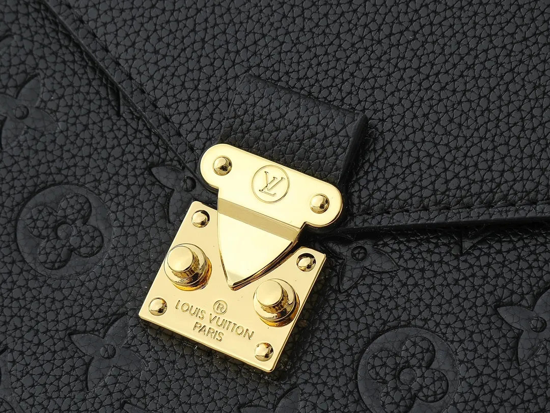 💰280💰Upgraded from the original M40781. This Métis made of second-hand Monogram canvas fulfills its promise with its own attitude. With its emphasis on lines and silhouettes, the Métis handbag combines the versatility required of a modern handbag with the elegance and charm of Louis Vuitton's heritage. Two detachable shoulder straps, can be used to carry, carry or carry on the shoulder. Size 32x36x14cm