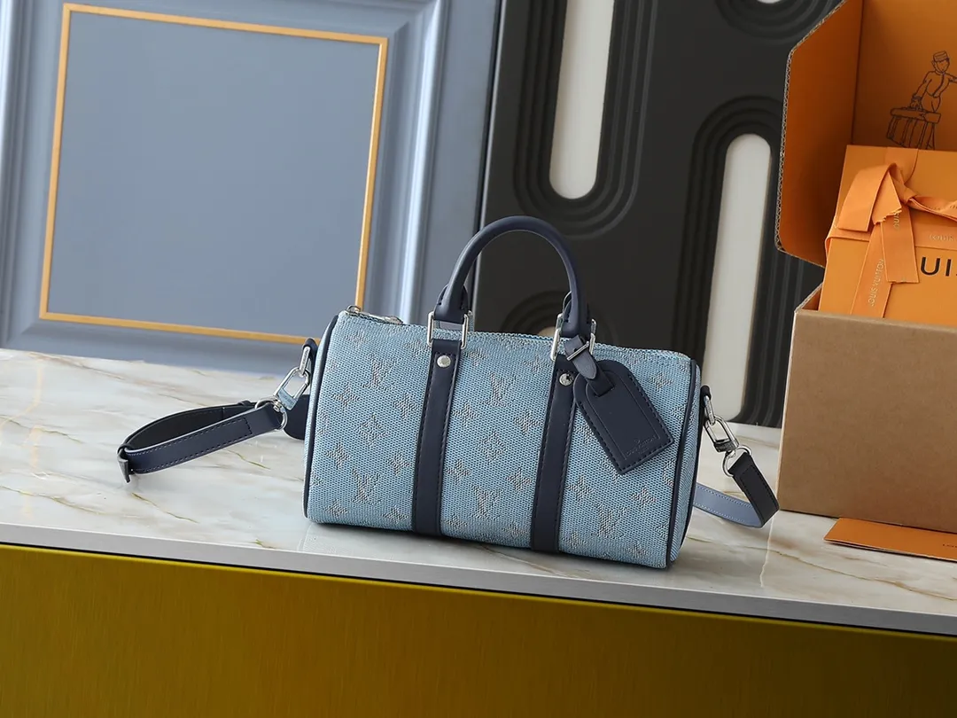 💰240💰Upgraded from the original M14078 M01942 M15076 M24434 M46271 M20900 M46249 This handbag condenses the classic silhouette of the Keepall travel bag. It is made of Monogram embossed Taurillon leather. The compact structure is suitable for storing small items such as mobile phones and wallets. With its clever use of leather handles and detachable shoulder strap, it's easy to carry with you in trendy style. Detailed features Dimensions: 25✘15✘11 cm