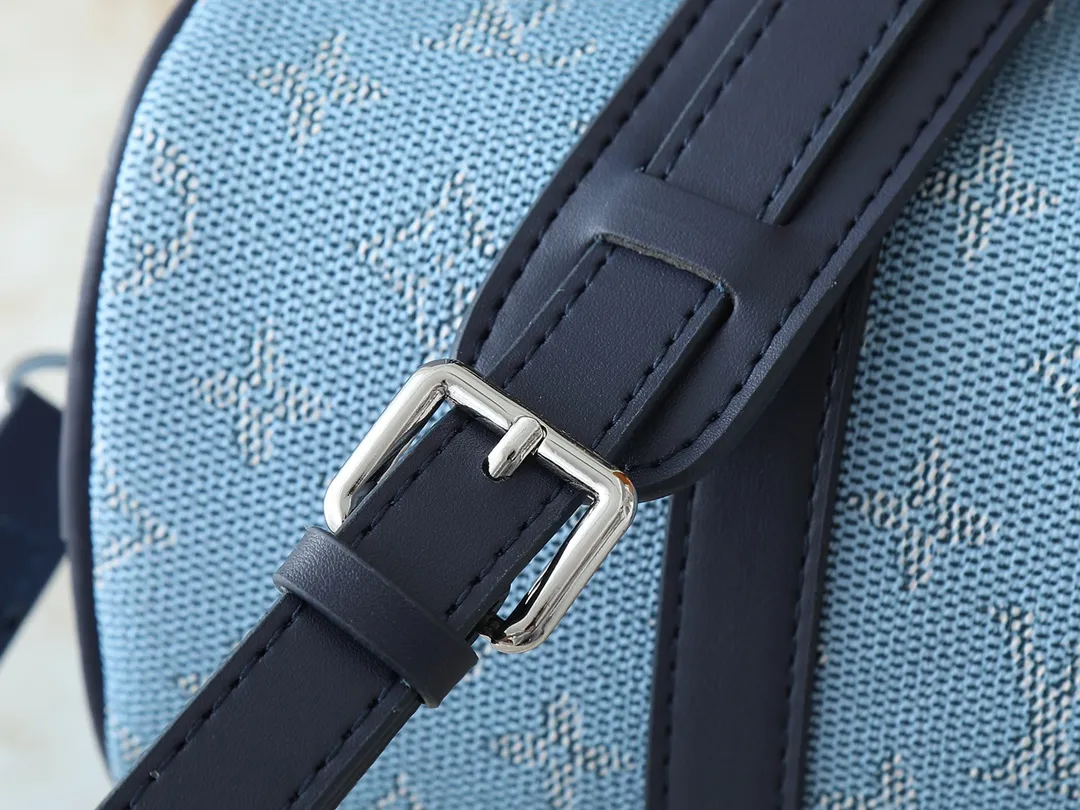 💰240💰Upgraded from the original M14078 M01942 M15076 M24434 M46271 M20900 M46249 This handbag condenses the classic silhouette of the Keepall travel bag. It is made of Monogram embossed Taurillon leather. The compact structure is suitable for storing small items such as mobile phones and wallets. With its clever use of leather handles and detachable shoulder strap, it's easy to carry with you in trendy style. Detailed features Dimensions: 25✘15✘11 cm
