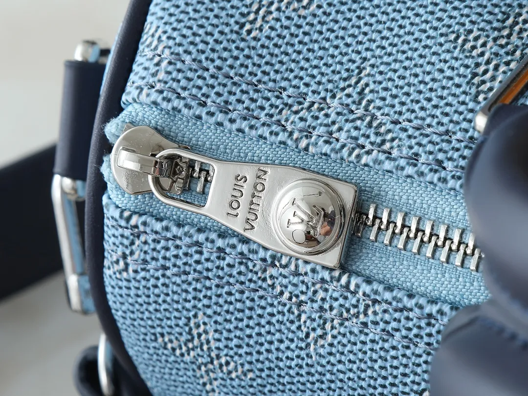 💰240💰Upgraded from the original M14078 M01942 M15076 M24434 M46271 M20900 M46249 This handbag condenses the classic silhouette of the Keepall travel bag. It is made of Monogram embossed Taurillon leather. The compact structure is suitable for storing small items such as mobile phones and wallets. With its clever use of leather handles and detachable shoulder strap, it's easy to carry with you in trendy style. Detailed features Dimensions: 25✘15✘11 cm