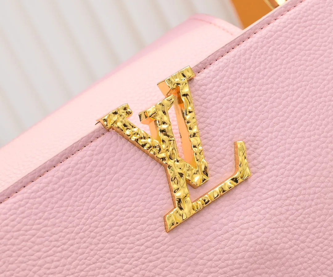 Upgraded version P440 M24664 This medium-sized CapucinesEastWest handbag is from the LVCrush series, with eye-catching forged LV letters lighting up the grained cow leather body. The rolled leather top handle allows for hand or elbow carry, and the adjustable and removable spaghetti strap makes it easy to carry over the shoulder. Personalized Gift Detailed Features 33 x 19 x 9 cm (Length x Height x Width)