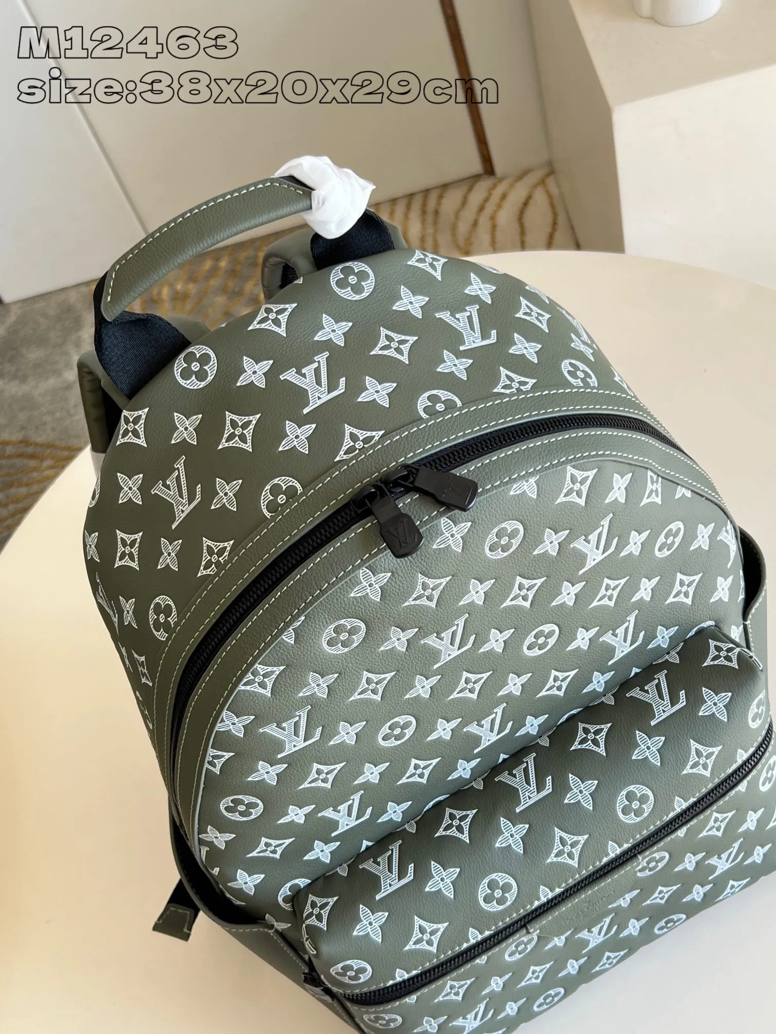 💰1340 (top-grain leather) top-quality original individual real shot M12463] This Discovery small backpack is made of Monogram Shadow embossed cow leather, injecting fresh outdoor style into the classic design. Its sleek shape features multiple internal and external pockets, making it ideal for everyday travel. 38 x 20 x 29 cm (height x width x length)