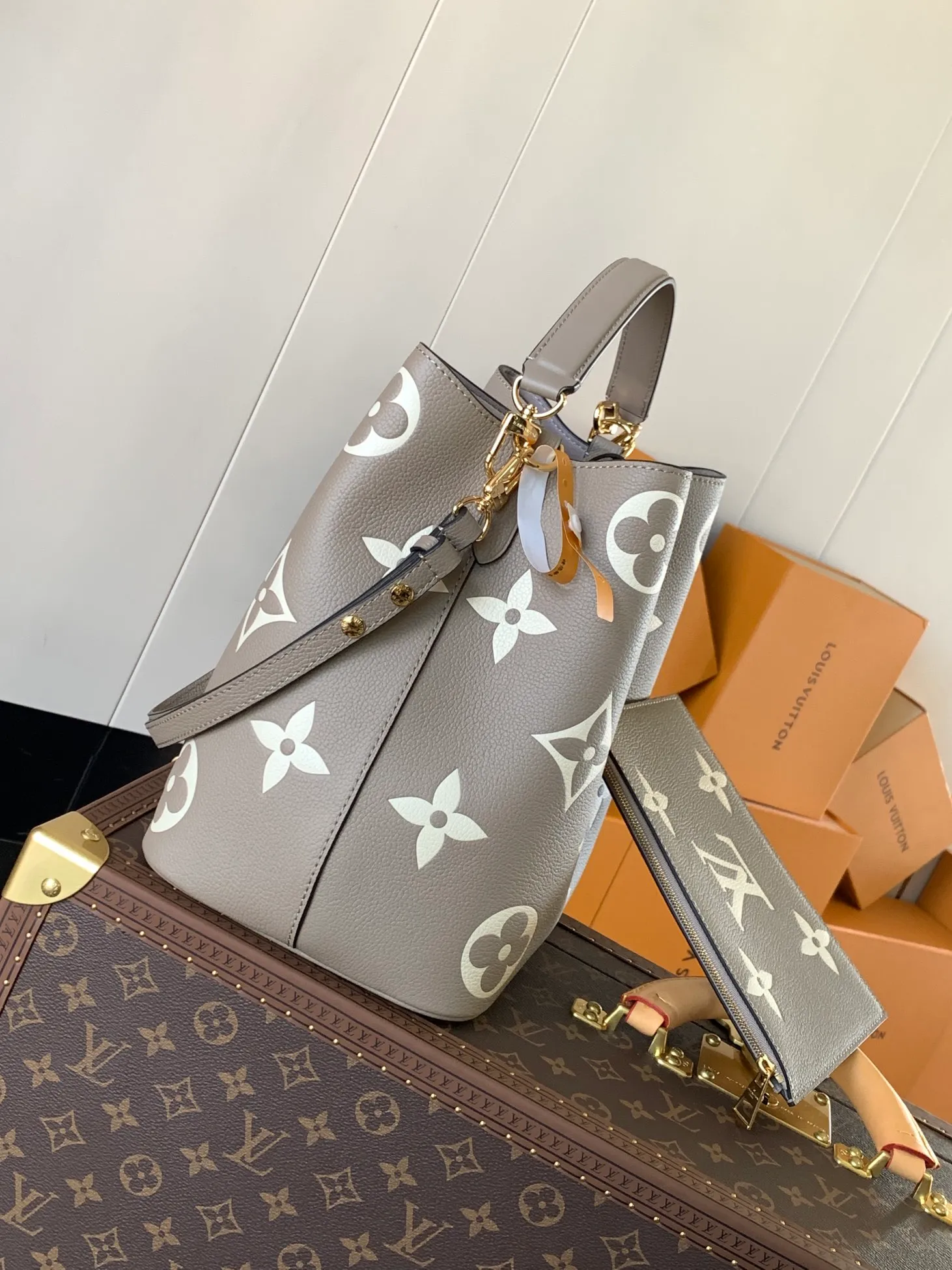 💰1140 (top-grain leather) top-grade original transcoding chip, custom-made top-grade cowhide top-grade original 🔥 M45497 black M45555 apricot This NéoNoé medium bucket bag has LV letters and Monogram flowers first printed and dyed and then embossed on the leather to confuse the eye with an eye-catching look. The inner pocket can safely store valuables, and the adjustable shoulder strap can be worn on the shoulder or cross-body. Detailed Features 26.0 x 26.0 x 17.5 cm (L x H x W) Embossed grained cowhide Grained cowhide trim Microfiber lining Metal hardware Central zip pocket Compartment Metal eyelets Shoulder strap: Removable, adjustable Strap Half-length: 31.0 cm Strap half-length adjustable to: 54.0 cm Handle: Single handle