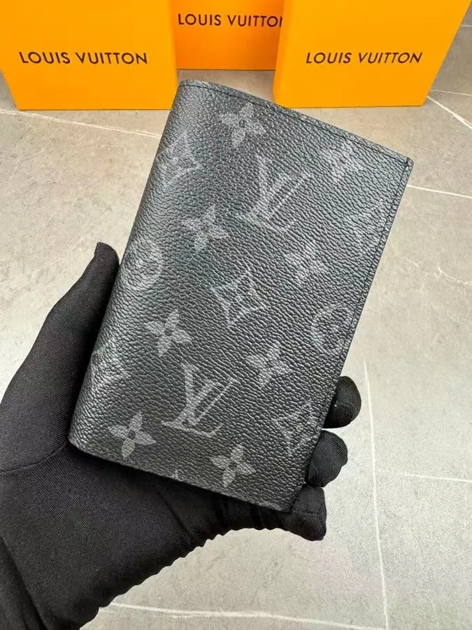 P100💰 M64502! The perfect companion for traveling in style. Lined with luxurious grained calfskin and featuring a multi-compartment interior, this is a classic travel accessory. The image of a giraffe carrying a gorgeous Louis Vuitton handbag and making a shopping spree transforms this elegant passport holder into the embodiment of cuteness. 10.0 x 14.0 x 2.5 cm (length x height x width).