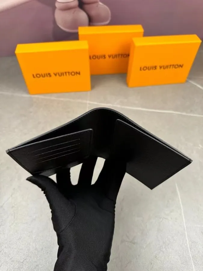 P100💰 M64502! The perfect companion for traveling in style. Lined with luxurious grained calfskin and featuring a multi-compartment interior, this is a classic travel accessory. The image of a giraffe carrying a gorgeous Louis Vuitton handbag and making a shopping spree transforms this elegant passport holder into the embodiment of cuteness. 10.0 x 14.0 x 2.5 cm (length x height x width).