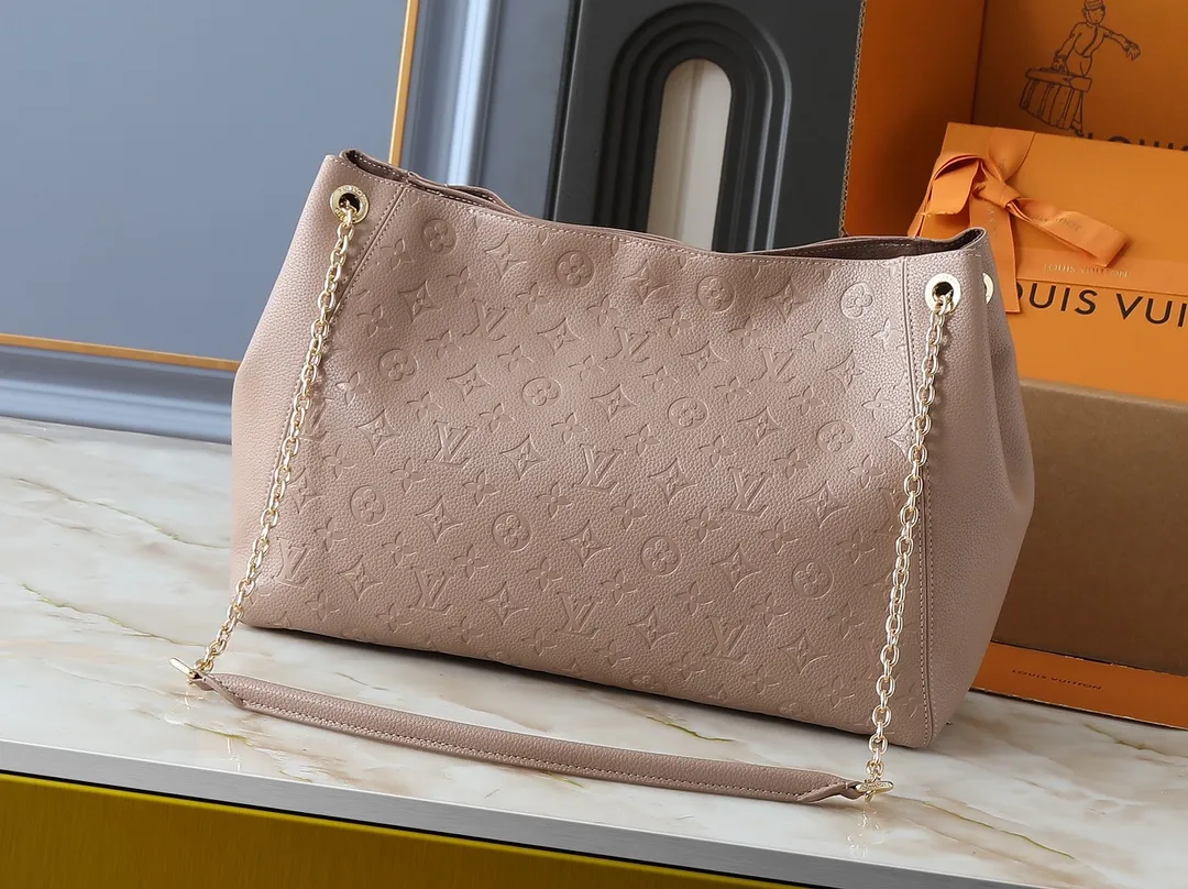 💰280💰Upgraded from the original M14324 M14414 M14659. This Anytime medium handbag looks back to the Promenade handbag that was born in 1988, making it a perfect choice for daily commuting and weekend outings. The Monogram Empreinte leather bag is embellished with shiny metal hardware, and the LV padlock can be hung from the sliding chain shoulder strap, making it easy to explore a variety of styling possibilities and carrying methods. Dimensions: 42.0 x 27.0 x 14.0 cm (length x height x width)