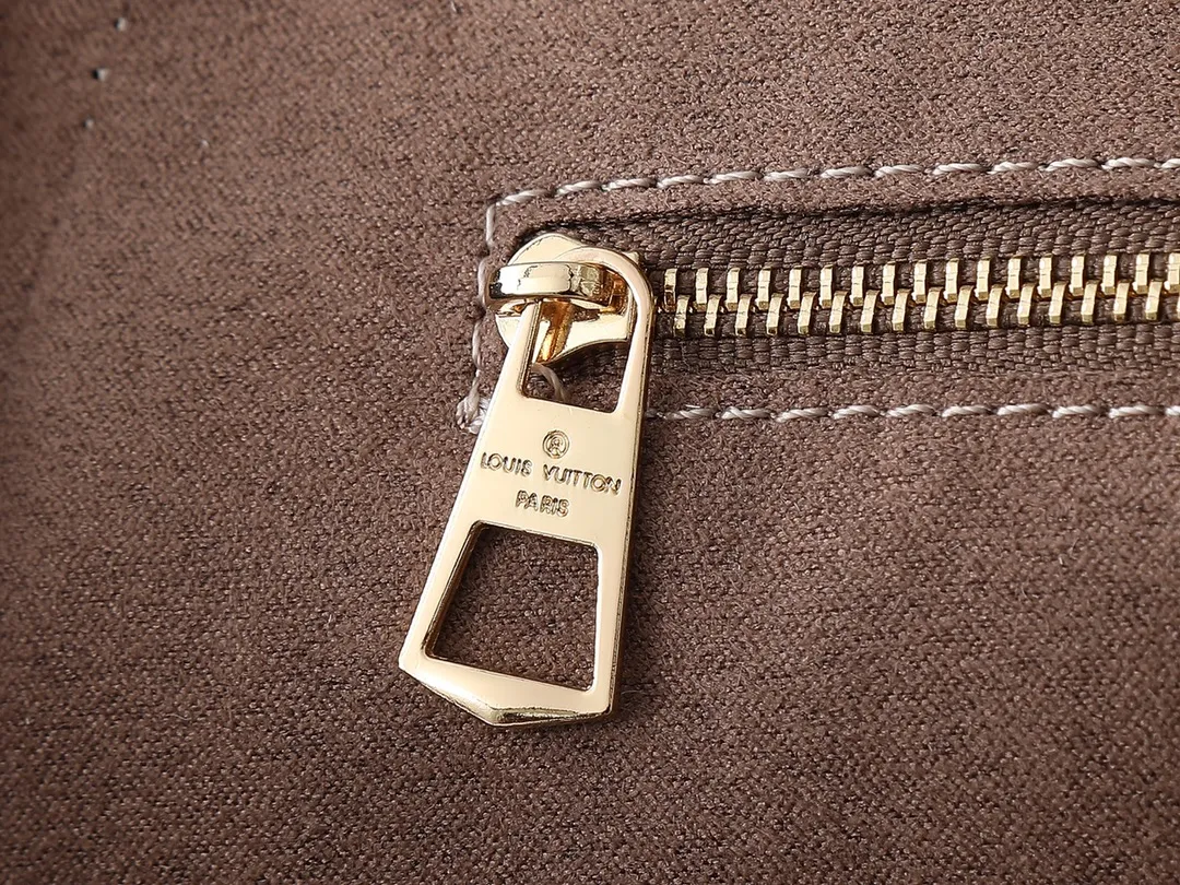 💰280💰Upgraded from the original M14324 M14414 M14659. This Anytime medium handbag looks back to the Promenade handbag that was born in 1988, making it a perfect choice for daily commuting and weekend outings. The Monogram Empreinte leather bag is embellished with shiny metal hardware, and the LV padlock can be hung from the sliding chain shoulder strap, making it easy to explore a variety of styling possibilities and carrying methods. Dimensions: 42.0 x 27.0 x 14.0 cm (length x height x width)