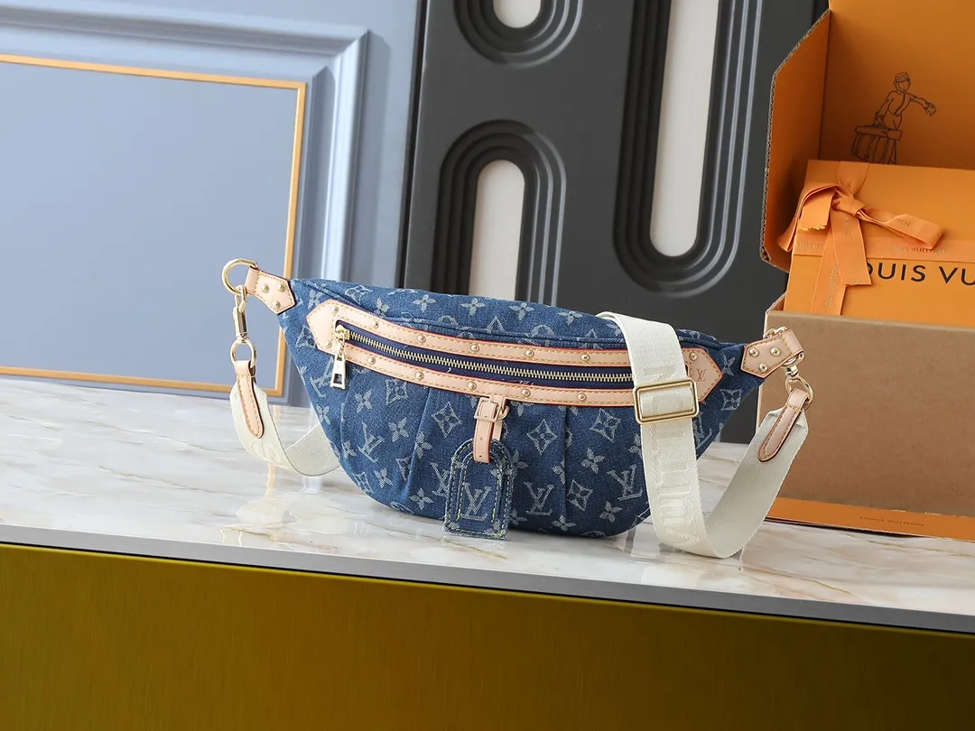 💰260💰 Upgraded original 2024 denim denim M46837 The definition of casual chic: The high-rise bag is made of Montague-coated canvas with details like a removable name tag on the natural cowhide that symbolizes the house. Removable textile strap adds a sporty touch. The soft canvas feels soft against the body, while the slim design allows for underwear. Size: 38×16×7.5cm (length x height x width)