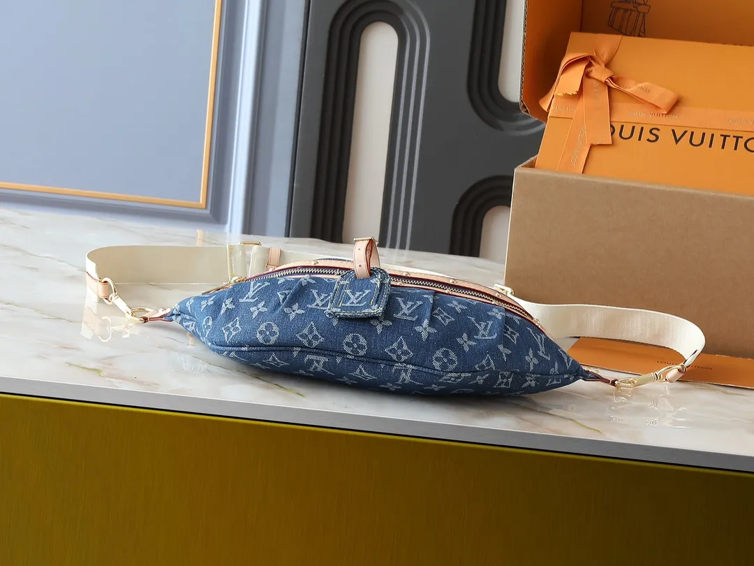 💰260💰 Upgraded original 2024 denim denim M46837 The definition of casual chic: The high-rise bag is made of Montague-coated canvas with details like a removable name tag on the natural cowhide that symbolizes the house. Removable textile strap adds a sporty touch. The soft canvas feels soft against the body, while the slim design allows for underwear. Size: 38×16×7.5cm (length x height x width)