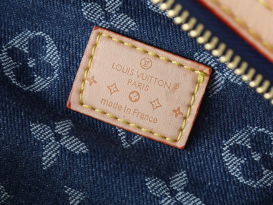 💰260💰 Upgraded original 2024 denim denim M46837 The definition of casual chic: The high-rise bag is made of Montague-coated canvas with details like a removable name tag on the natural cowhide that symbolizes the house. Removable textile strap adds a sporty touch. The soft canvas feels soft against the body, while the slim design allows for underwear. Size: 38×16×7.5cm (length x height x width)