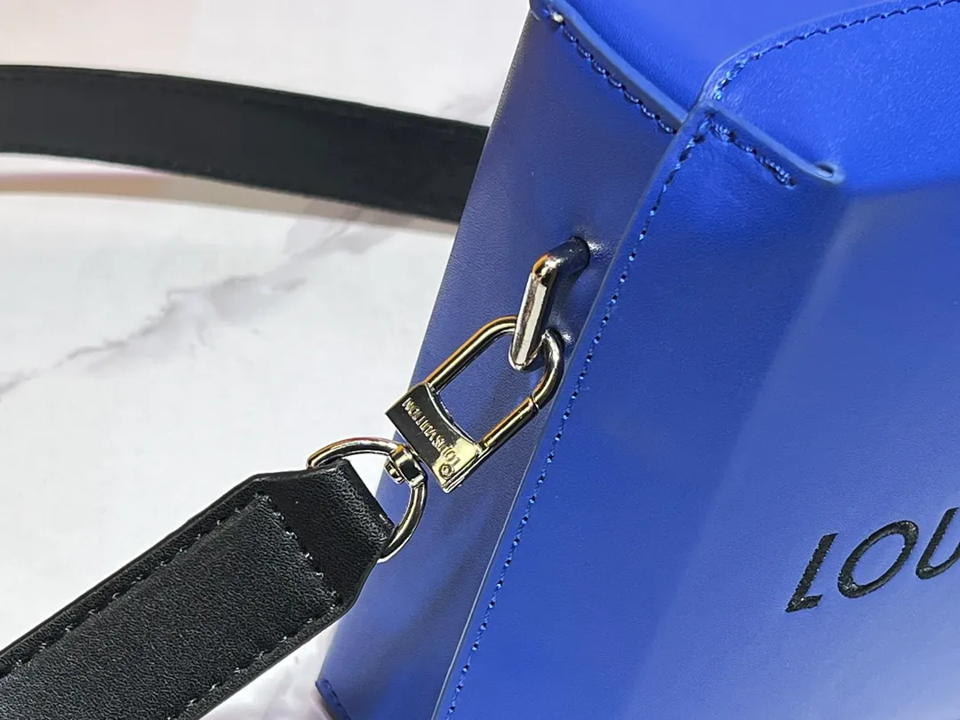 Batch 260💰Upgraded original M24455 This Shopper medium handbag draws inspiration from Louis Vuitton shopping bags, with the words Louis Vuitton and Maison Fondée En 1854 written on soft cow leather. It is equipped with a top handle and a detachable shoulder strap. Dimensions: 23.0x16.5x7.0 cm (length x height x width)