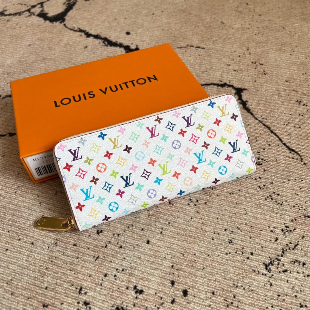Factory price 360 ​​Top original order M13408 white color single zipper wallet series Zippy Ld zipper wallet This Monogram print is interpreted in 33 colorful colors. In 2025, Takashi Murakami and LV jointly launched the white tricolor and black tricolor. It was launched in twelve pieces and became popular around the world. It is loved by celebrities and celebrities. It is lively, childlike and friendly. This women's wallet is composed of a zipper bag and a detachable wallet. It has eight card slots, which can be loaded with cards and daily miscellaneous items at any time. The long clip is compact in size, but its storage capacity is not to be underestimated. It can be stored in any handbag! Size: 20*9*2cm.