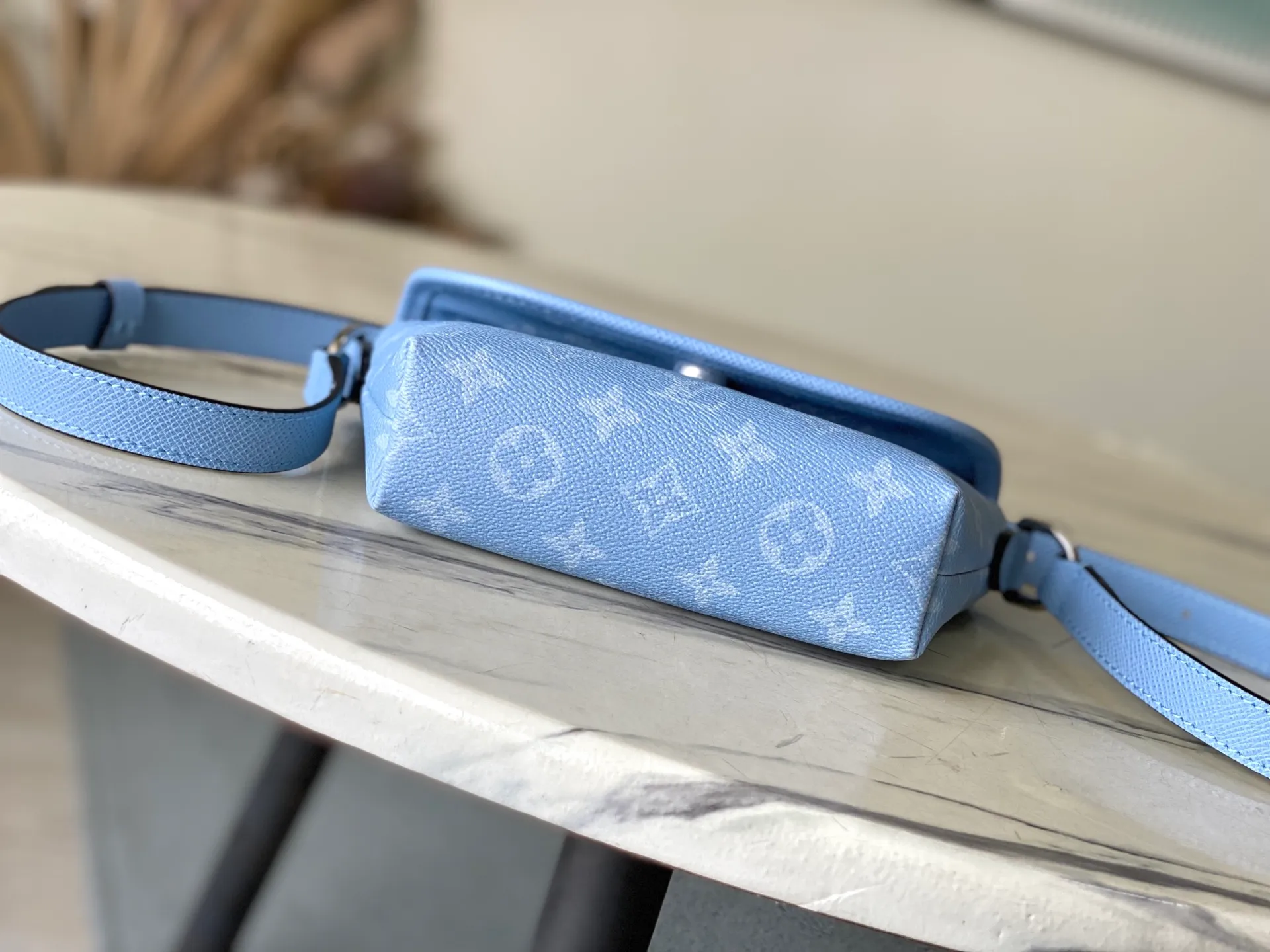 💰1040 Top original order M14116 This Pulse mini handbag is made of Monogram coated canvas and Taiga cow leather with a trapezoidal outline, releasing a dynamic atmosphere with a unique configuration. The front flap is equipped with a zipper pocket for quick access to travel essentials, and the fabric lining and patch pockets add functionality. Dimensions: 22.5 × 16 × 5 cm