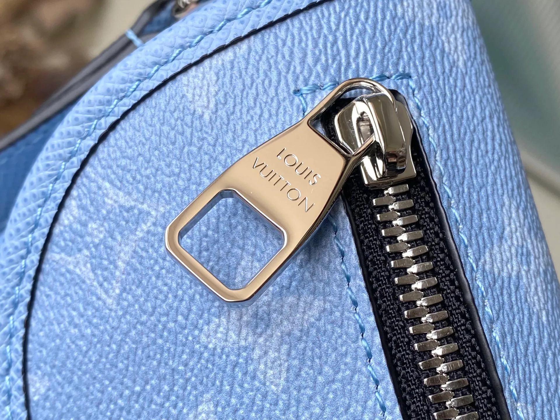 💰1040 Top original order M14116 This Pulse mini handbag is made of Monogram coated canvas and Taiga cow leather with a trapezoidal outline, releasing a dynamic atmosphere with a unique configuration. The front flap is equipped with a zipper pocket for quick access to travel essentials, and the fabric lining and patch pockets add functionality. Dimensions: 22.5 × 16 × 5 cm