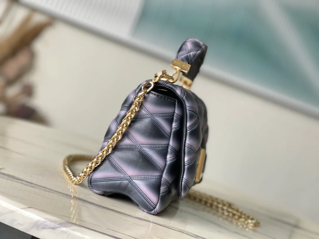💰1360 (top layer leather) top original order M23569 black gradient This G0-14 medium handbag is made of gorgeous sheep leather, with a finger stitch pattern to pay tribute to the brand's traditional luggage design. The LV Twist twist lock highlights the eye-catching style, and the top handle can be carried by hand alone, or it can be transformed into a leather shoulder pad on the sliding chain shoulder strap for a comfortable shoulder or cross-body experience. Dimensions: 23 × 16 × 10 cm