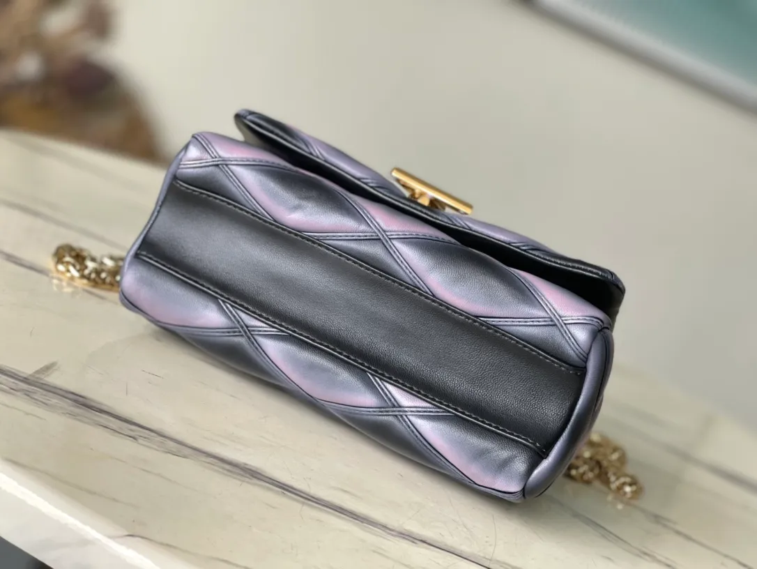 💰1360 (top layer leather) top original order M23569 black gradient This G0-14 medium handbag is made of gorgeous sheep leather, with a finger stitch pattern to pay tribute to the brand's traditional luggage design. The LV Twist twist lock highlights the eye-catching style, and the top handle can be carried by hand alone, or it can be transformed into a leather shoulder pad on the sliding chain shoulder strap for a comfortable shoulder or cross-body experience. Dimensions: 23 × 16 × 10 cm