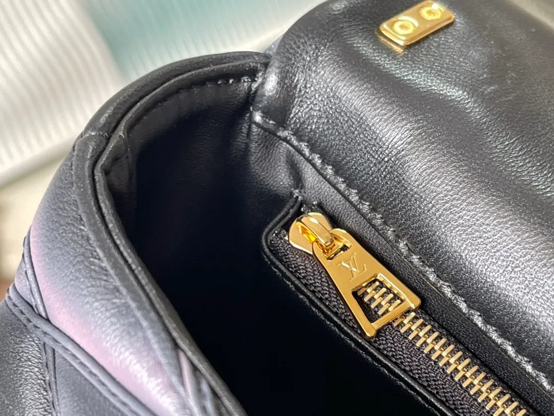 💰1360 (top layer leather) top original order M23569 black gradient This G0-14 medium handbag is made of gorgeous sheep leather, with a finger stitch pattern to pay tribute to the brand's traditional luggage design. The LV Twist twist lock highlights the eye-catching style, and the top handle can be carried by hand alone, or it can be transformed into a leather shoulder pad on the sliding chain shoulder strap for a comfortable shoulder or cross-body experience. Dimensions: 23 × 16 × 10 cm