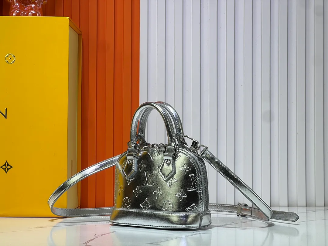 Batch 260💰M11835 M53151 M82717 The Alma mini handbag of the LVSki series draws inspiration from the Louis Vuitton archive hard box, rendering a new Monogram Miroir effect on the Monogram embossed coated canvas, highlighting the concept of retro futurism. Spacious interior patch pockets ensure organized storage. Size: 18x12x8cm